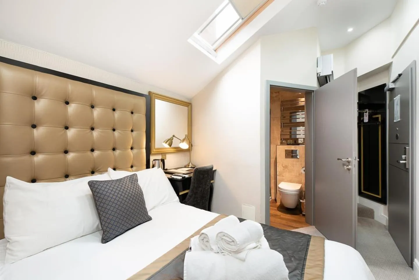 Bed in Museum Residence Oxford