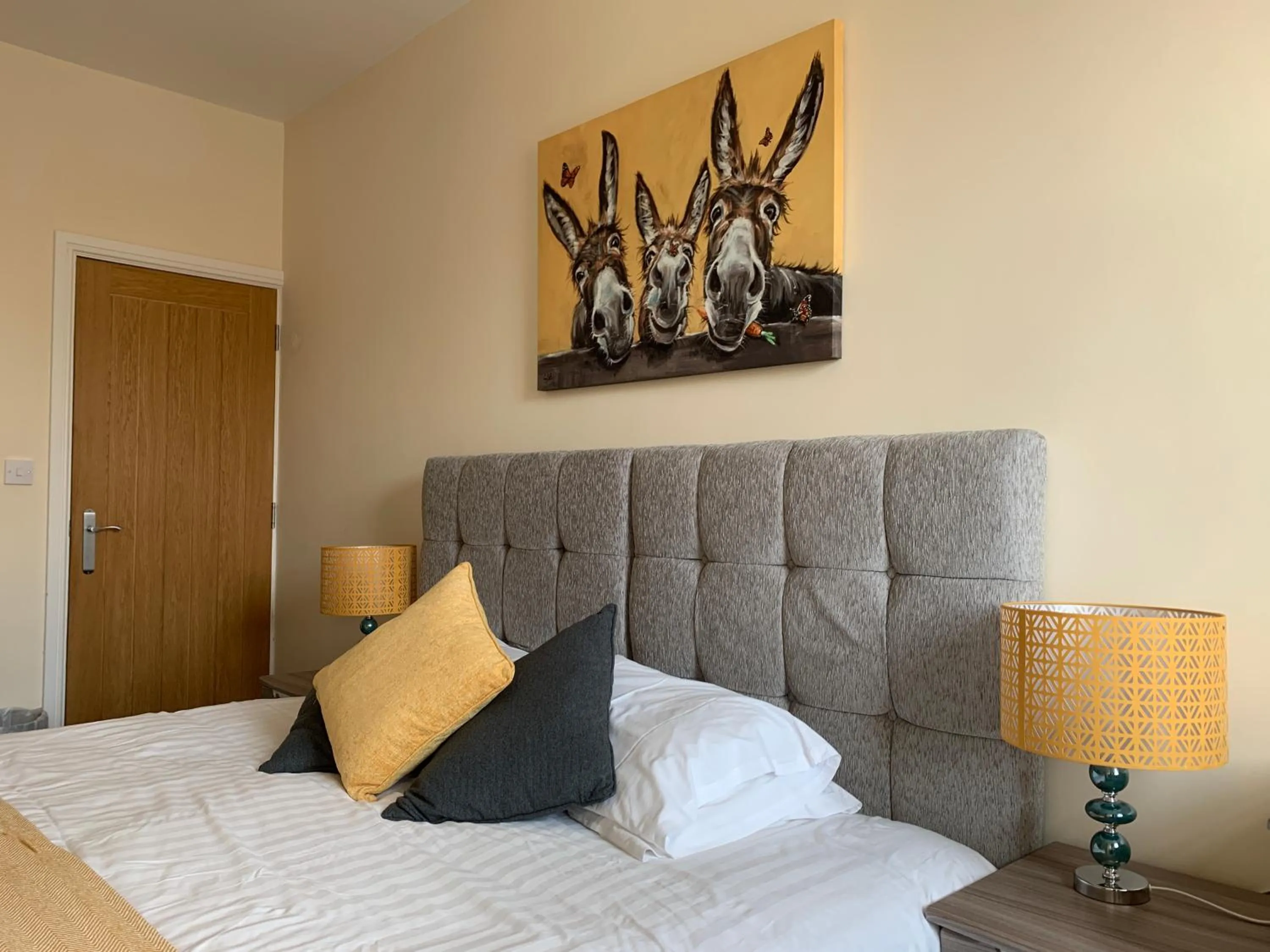 Bedroom, Bed in Market Place Serviced Apartments, Leek