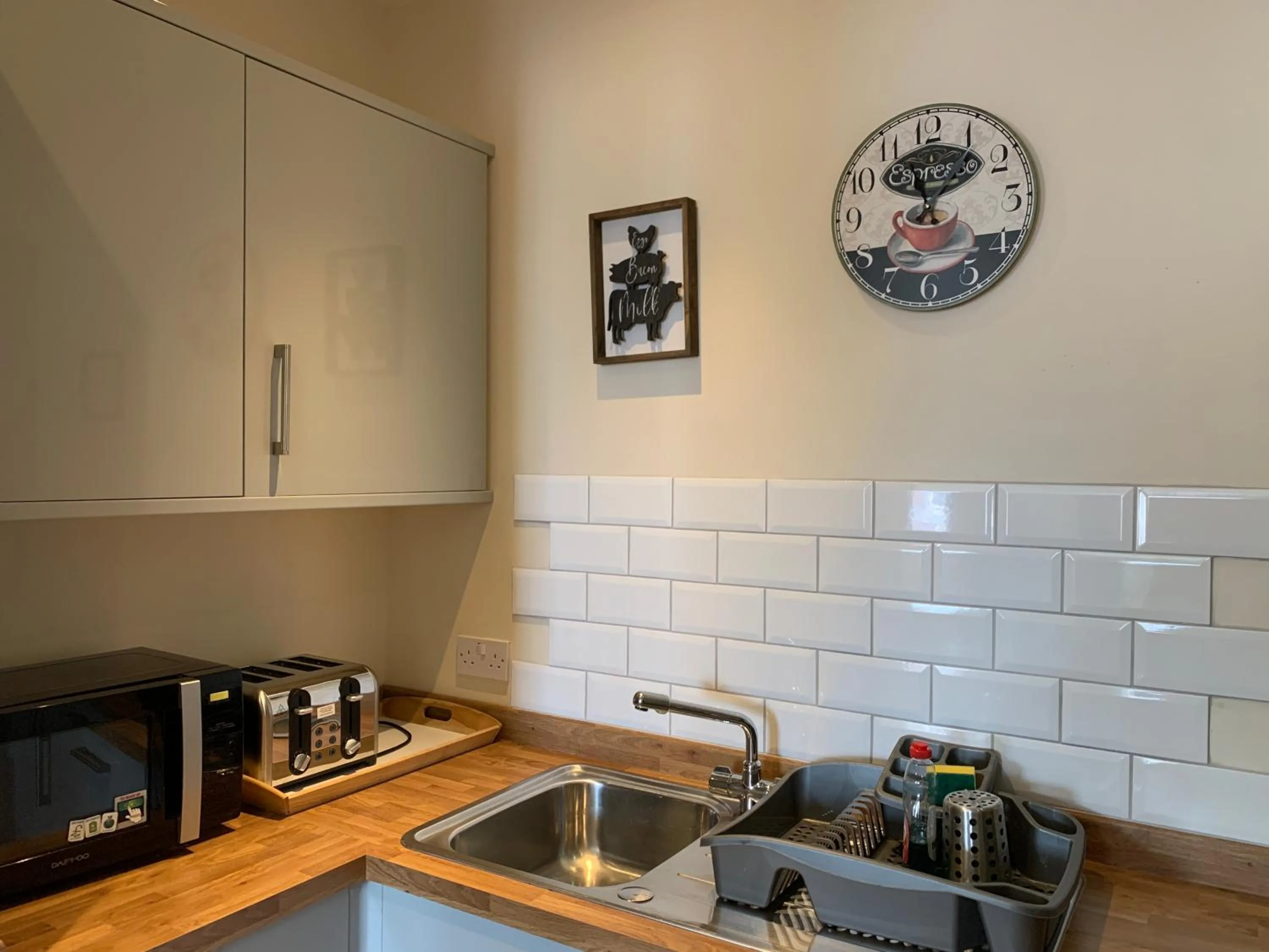 microwave in Market Place Serviced Apartments, Leek