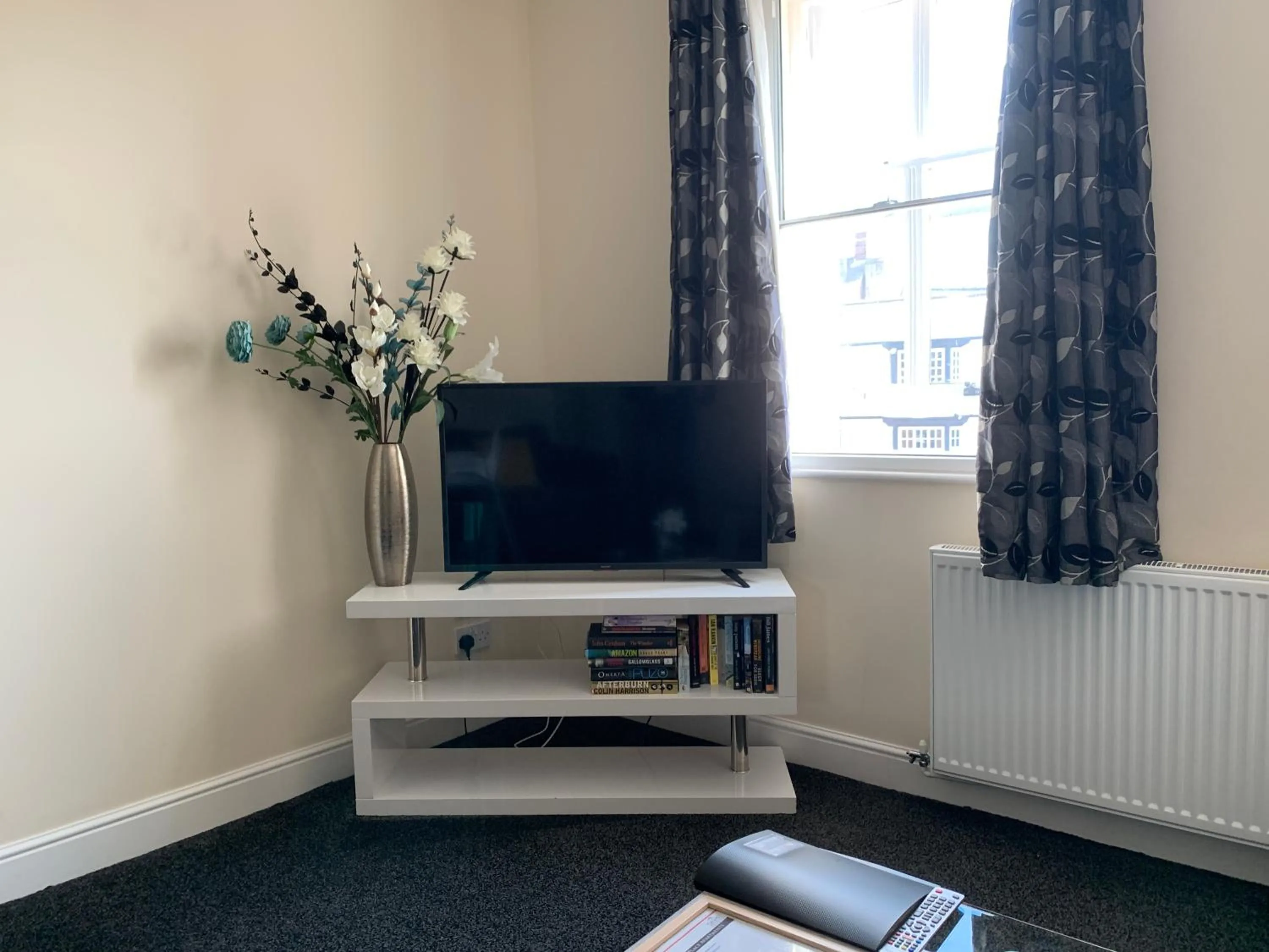 TV and multimedia in Market Place Serviced Apartments, Leek