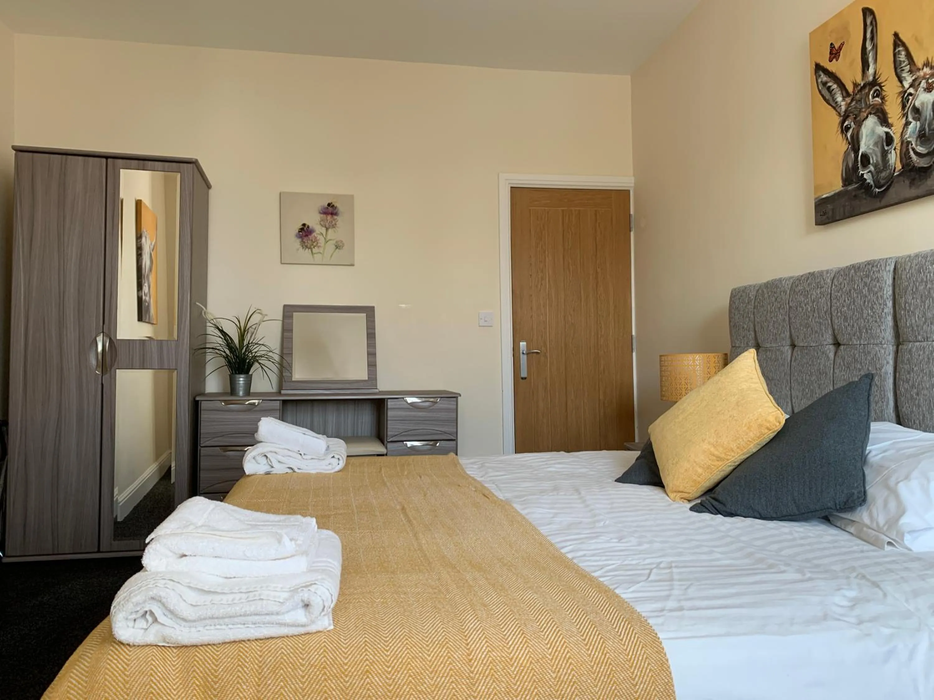 Bedroom, Bed in Market Place Serviced Apartments, Leek