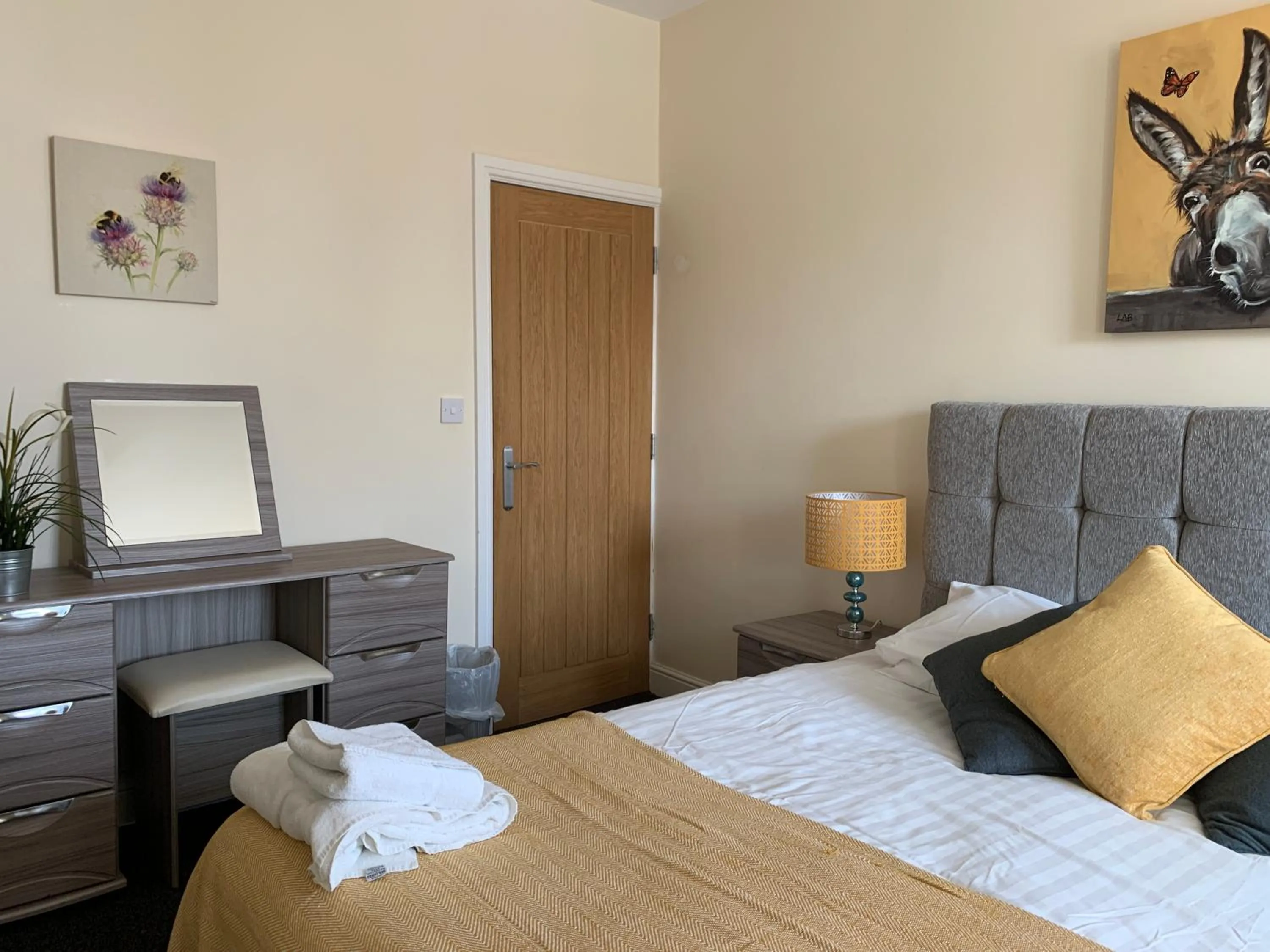 Bedroom, Bed in Market Place Serviced Apartments, Leek