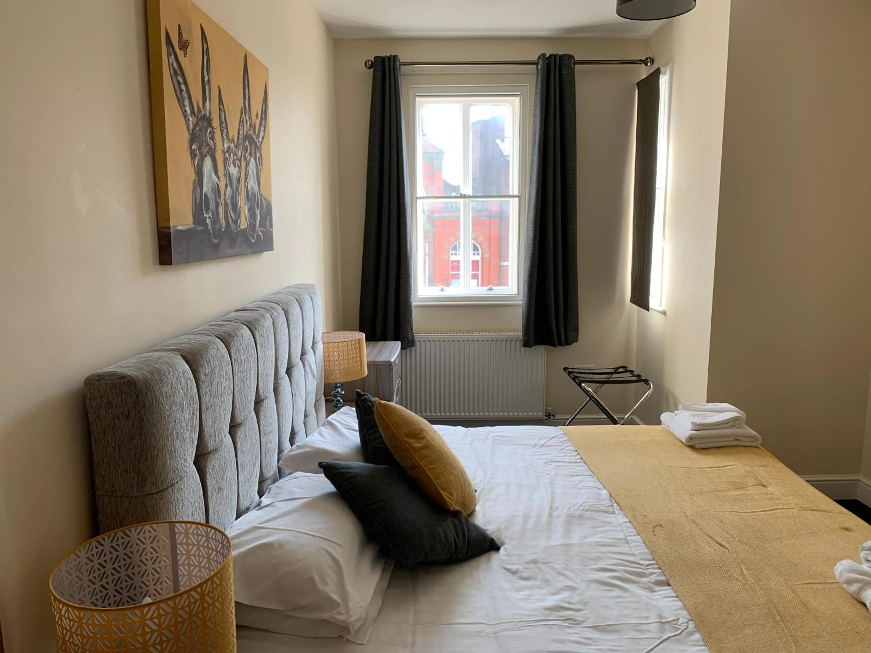 Bedroom, Bed in Market Place Serviced Apartments, Leek