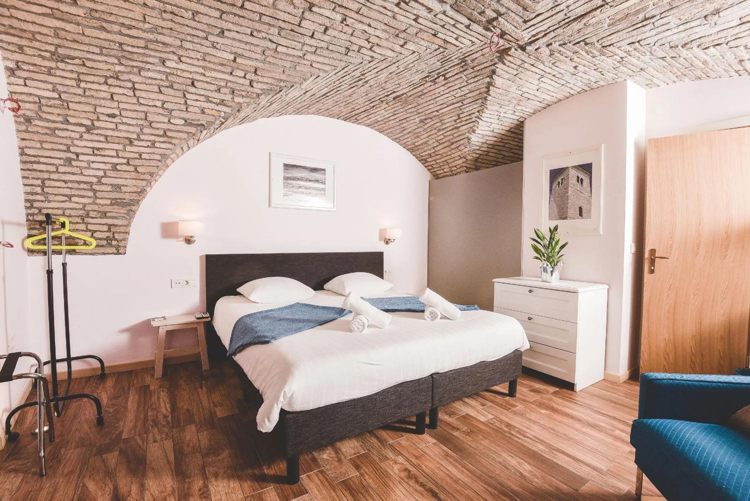 Bedroom, Bed in Old Town Inn