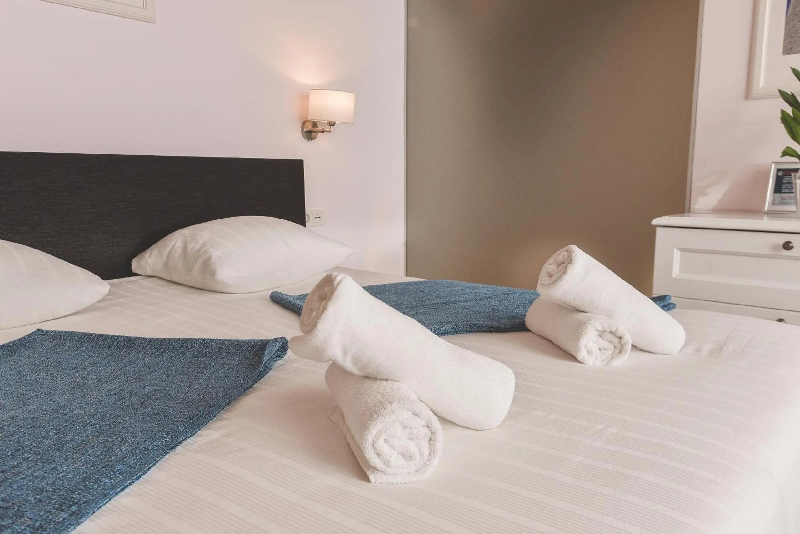 Bathroom, Bed in Old Town Inn