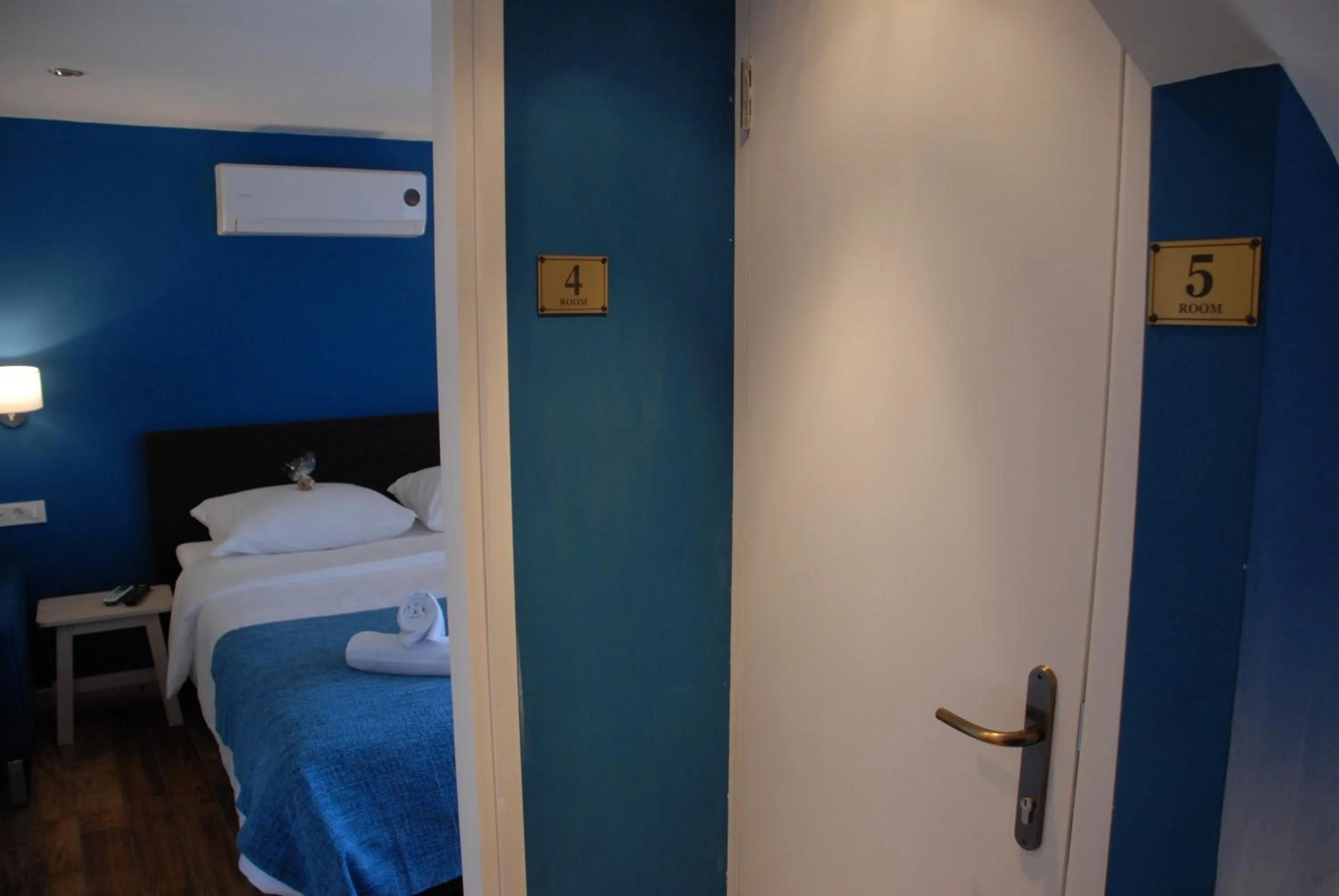 Bedroom, Bed in Old Town Inn