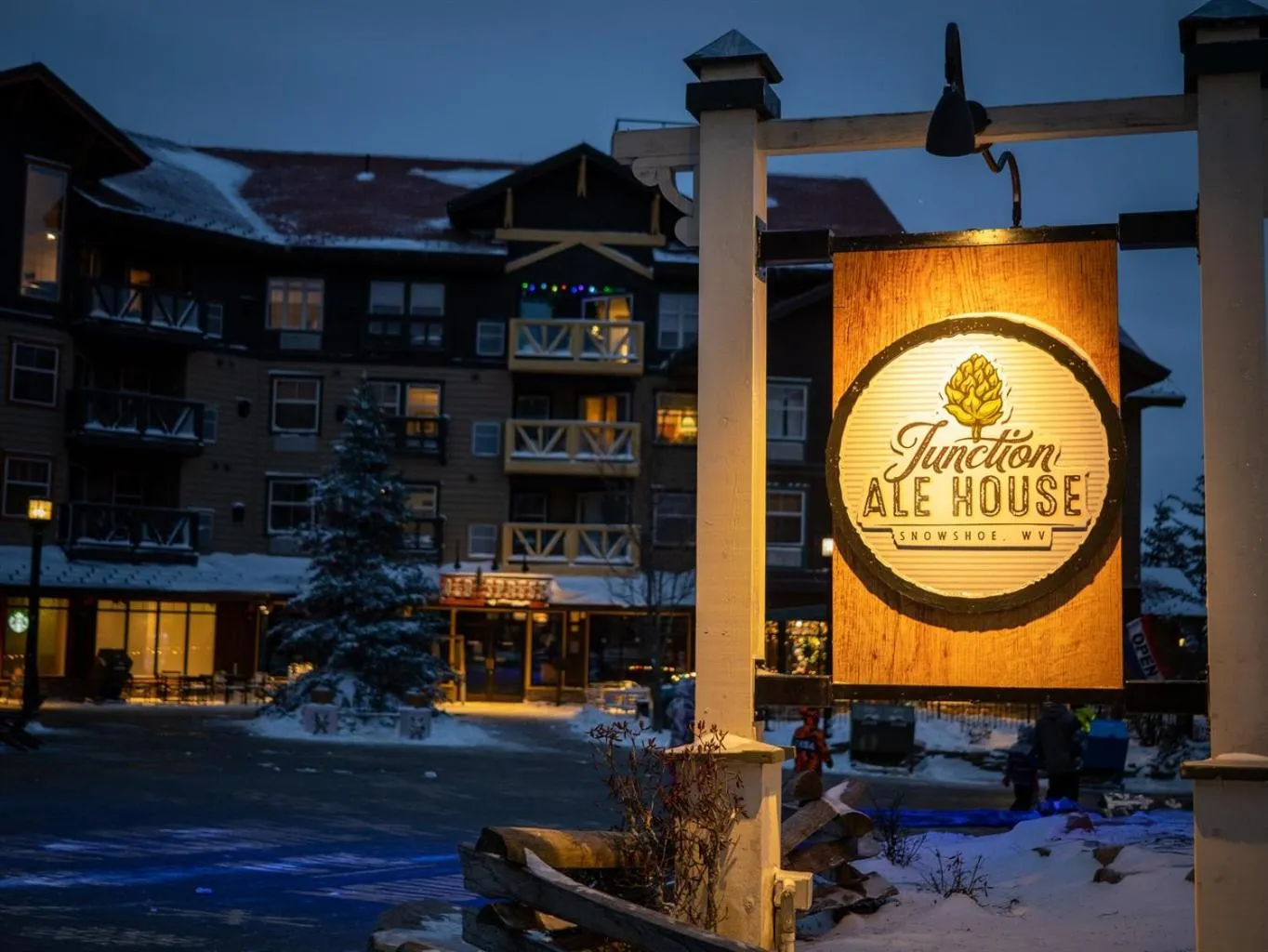 Snowshoe Ski-InSki-Out Steps to Ballhooter Lift Mountain Lodge Condo