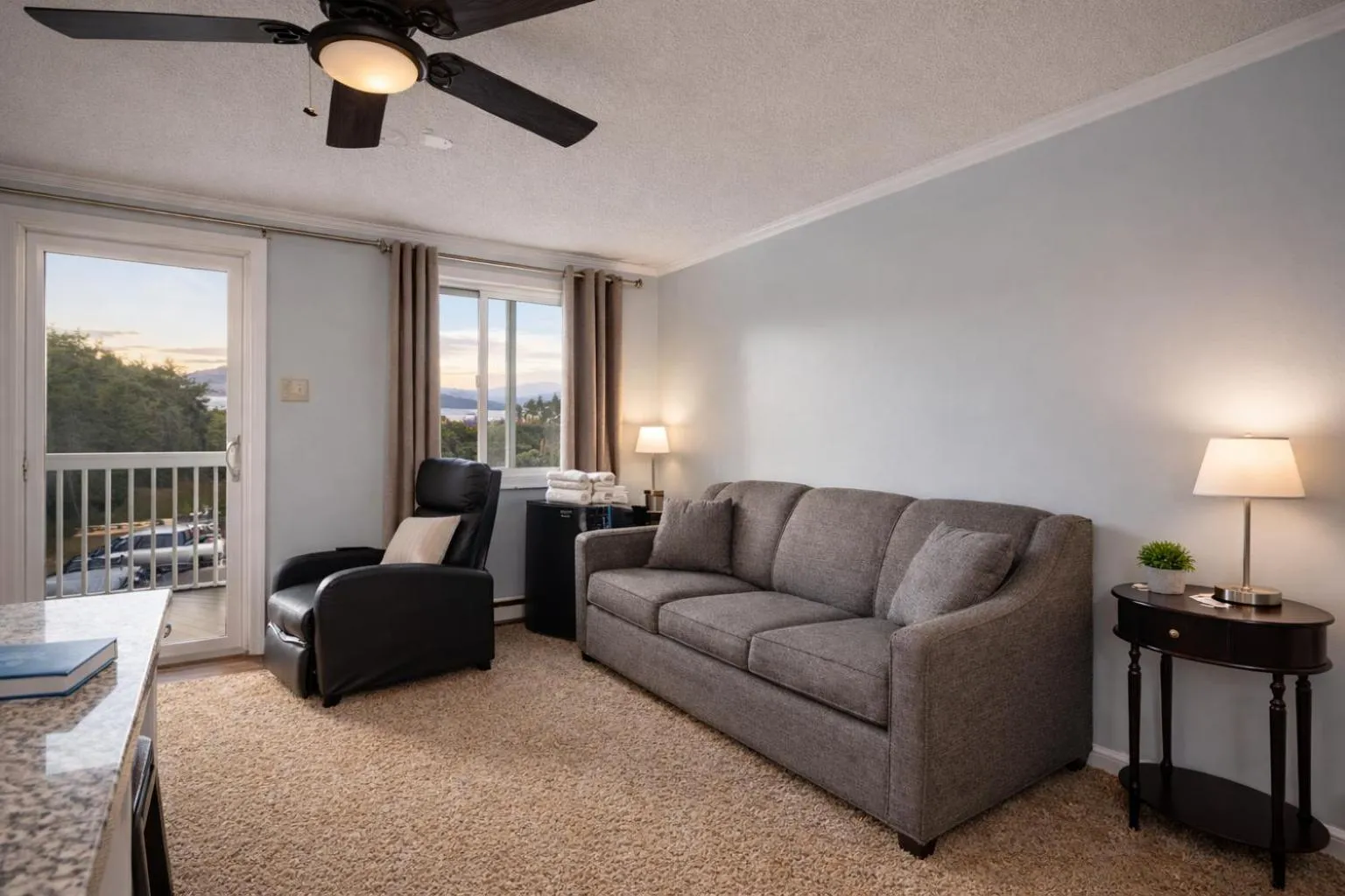 Snowshoe Ski-InSki-Out Steps to Ballhooter Lift Mountain Lodge Condo