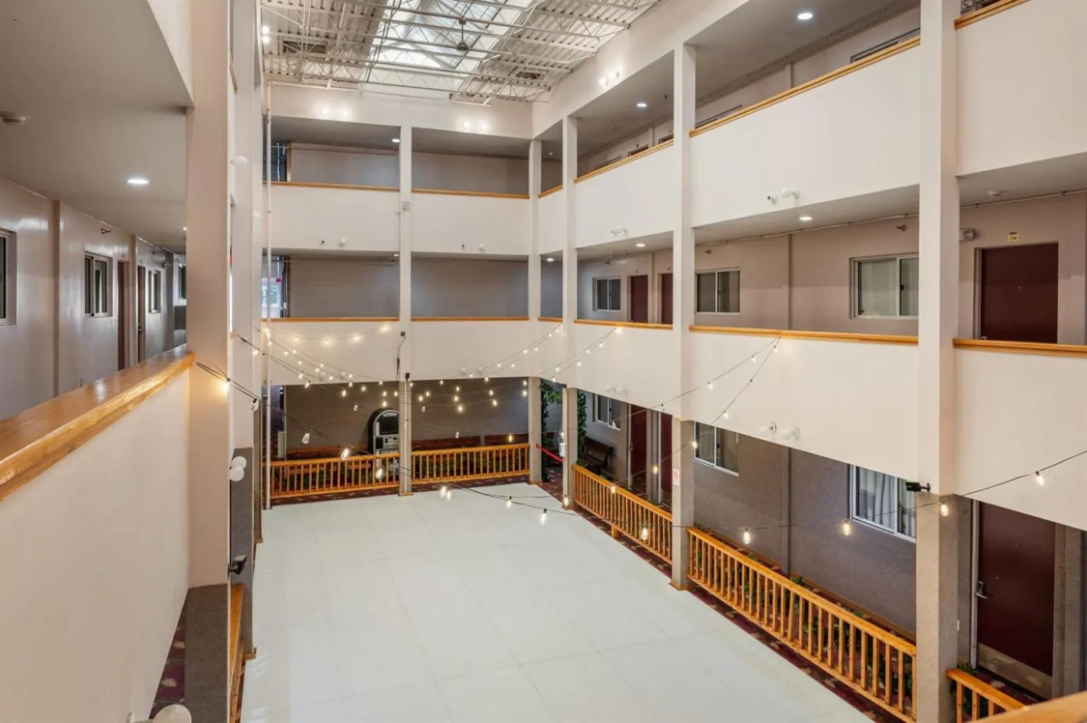 Snowshoe Ski-InSki-Out Steps to Ballhooter Lift Mountain Lodge Condo