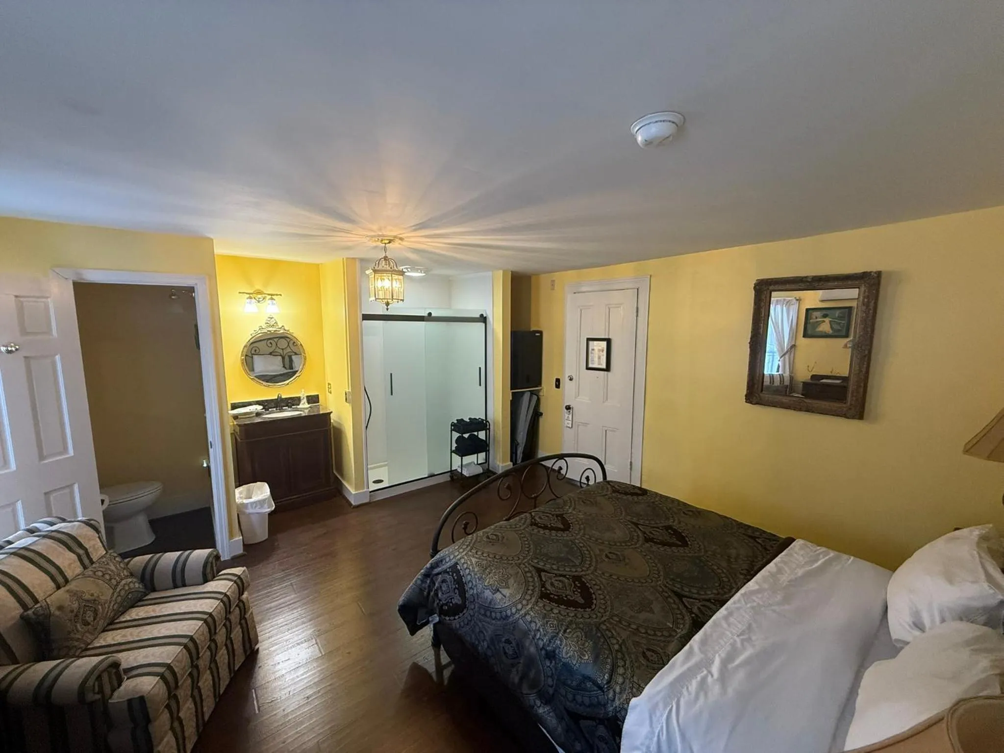 Bed in The Gridley Inn B&B