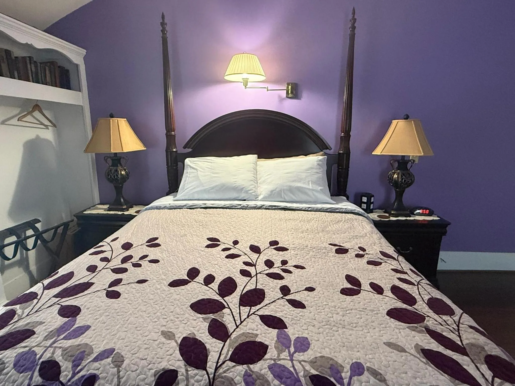 Bed in The Gridley Inn B&B