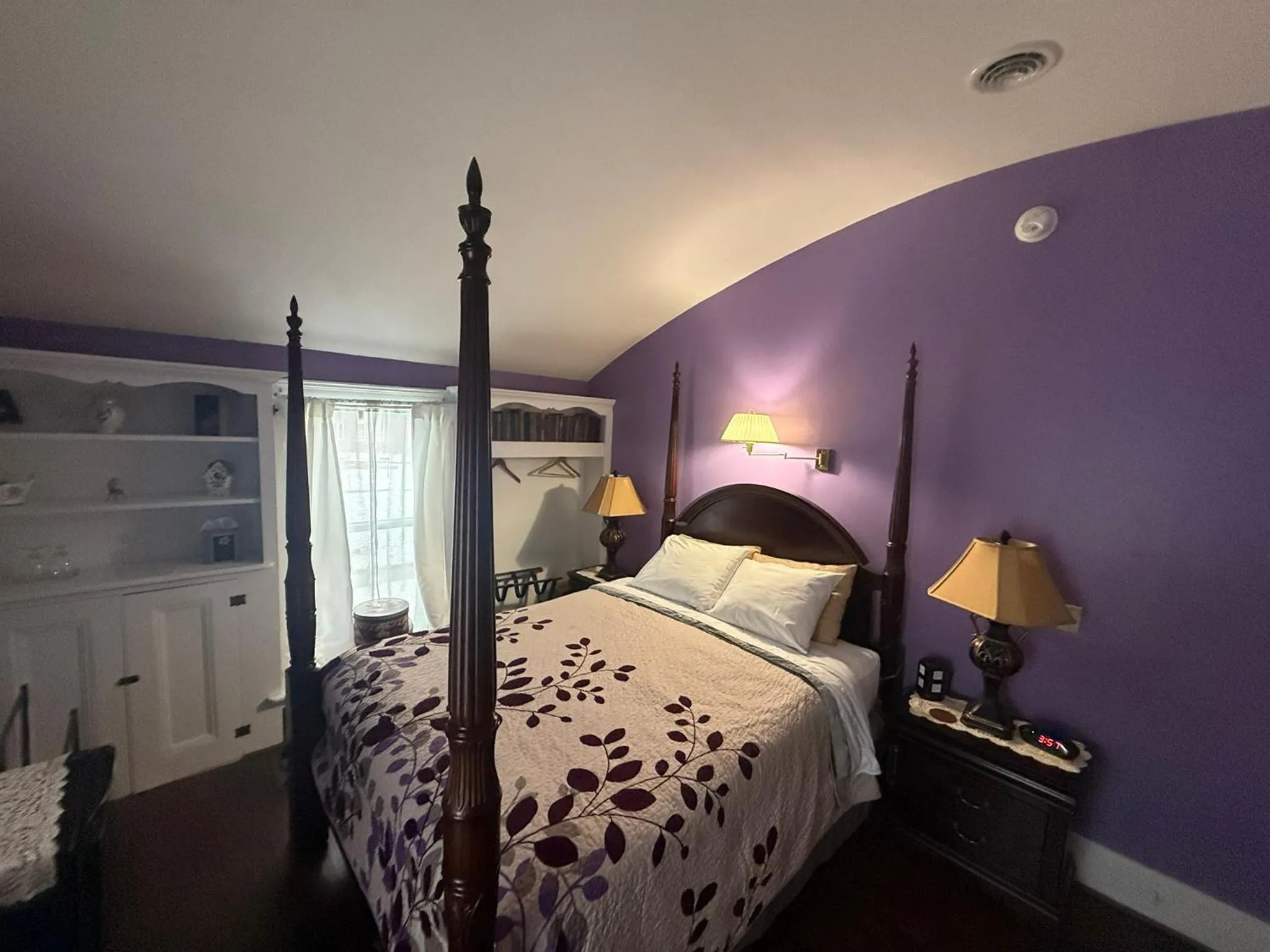 Bed in The Gridley Inn B&B