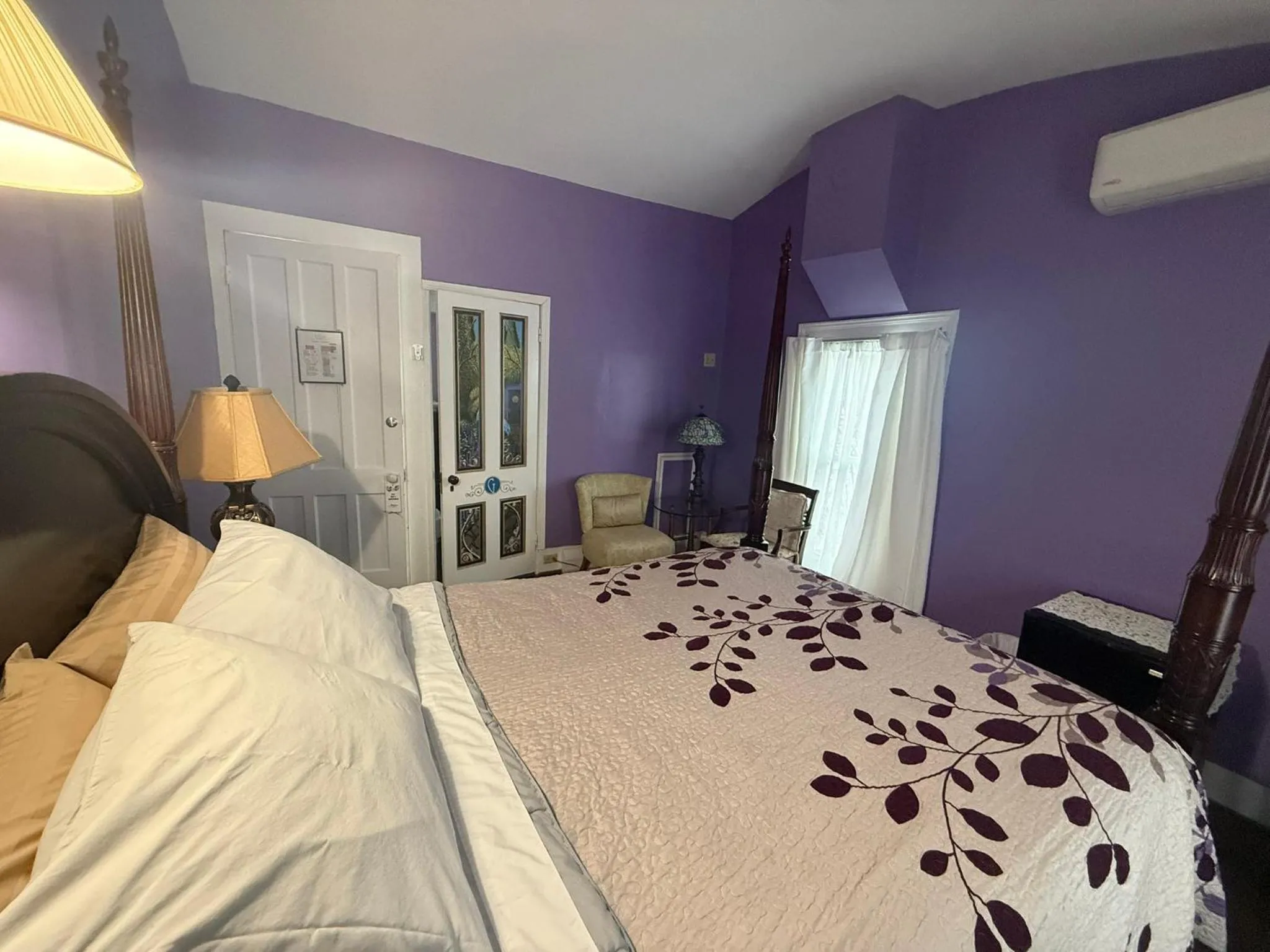 Bed in The Gridley Inn B&B