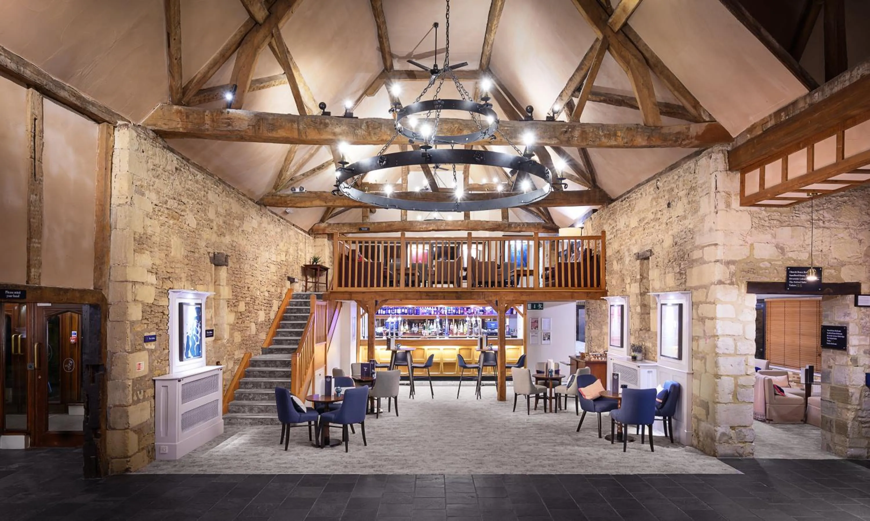 Lounge or bar in voco Oxford Thames by IHG