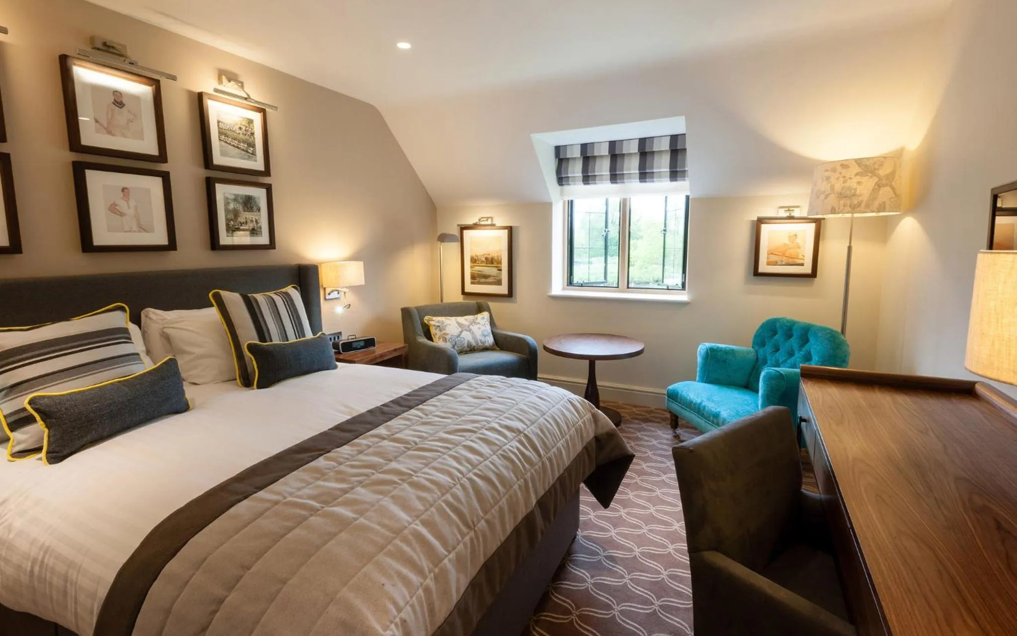 Photo of the whole room, Bed in voco Oxford Thames by IHG