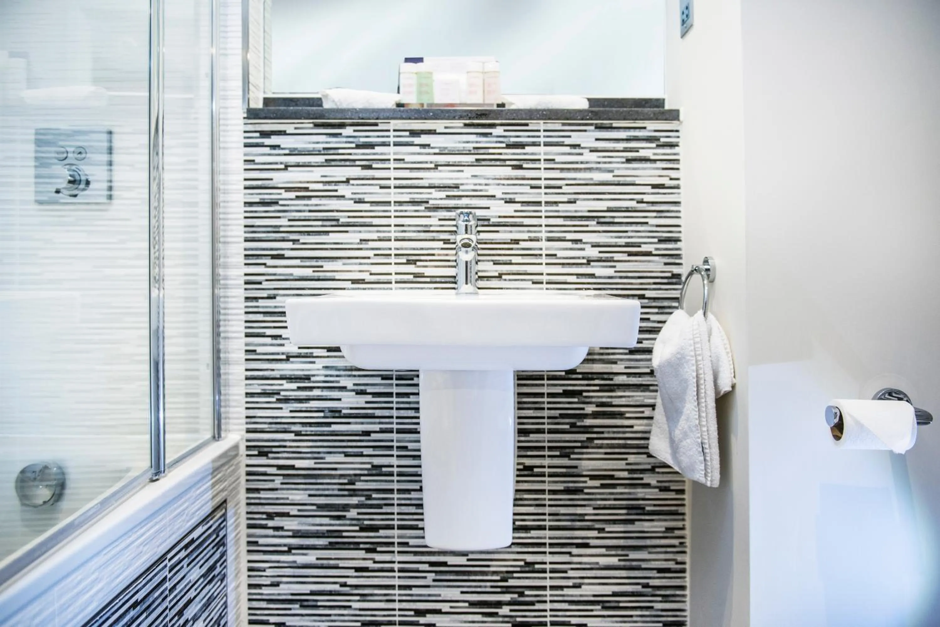 Bathroom in voco Oxford Thames by IHG