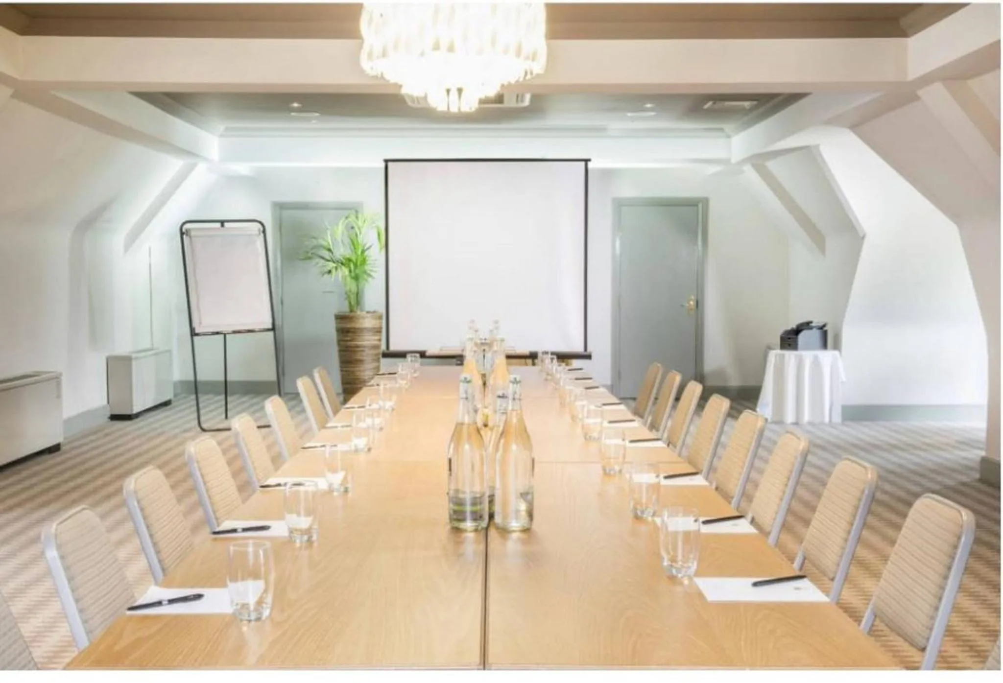 Meeting/conference room in voco Oxford Thames by IHG