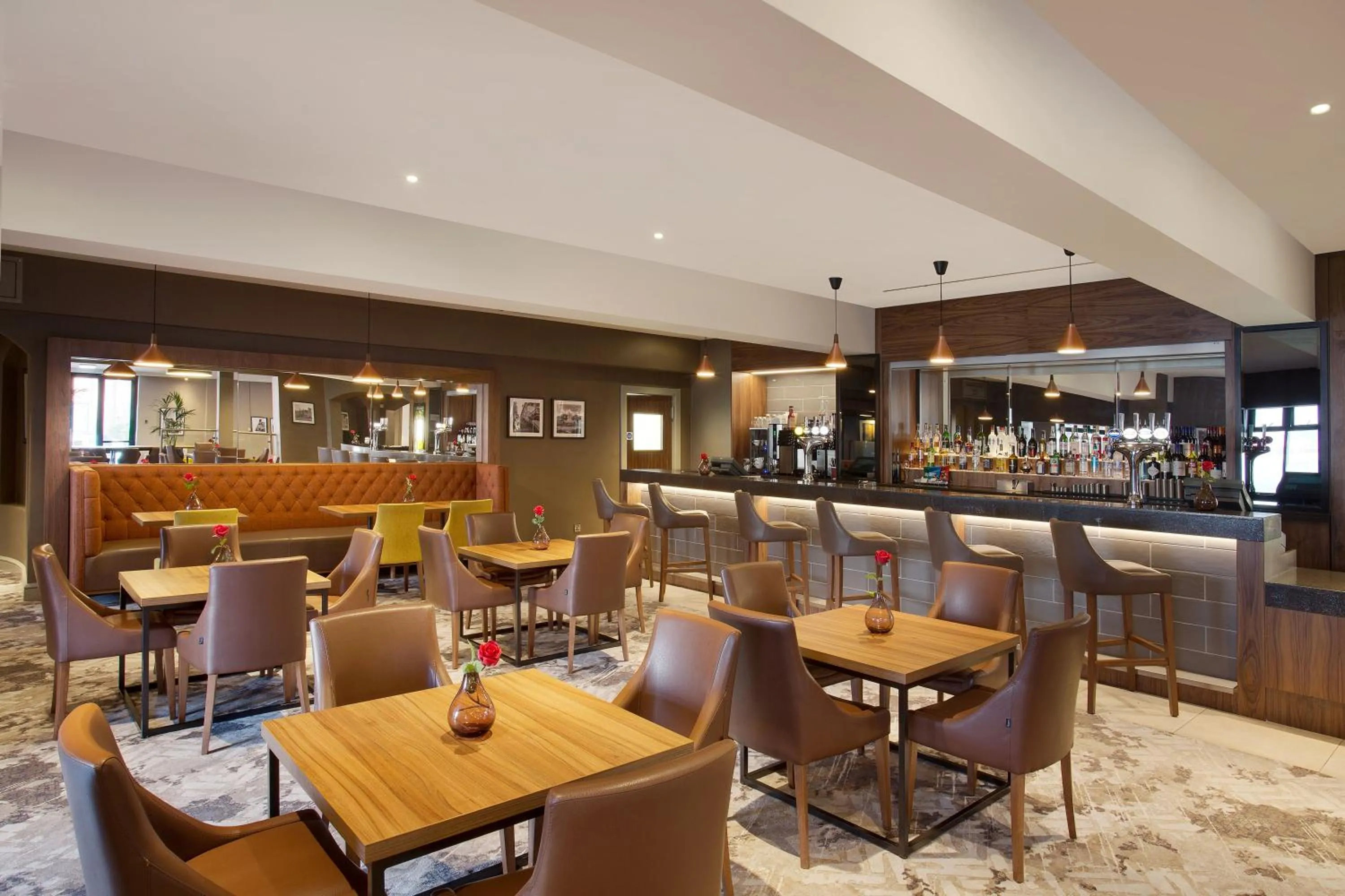 Lounge or bar in Leonardo Hotel East Midlands Airport