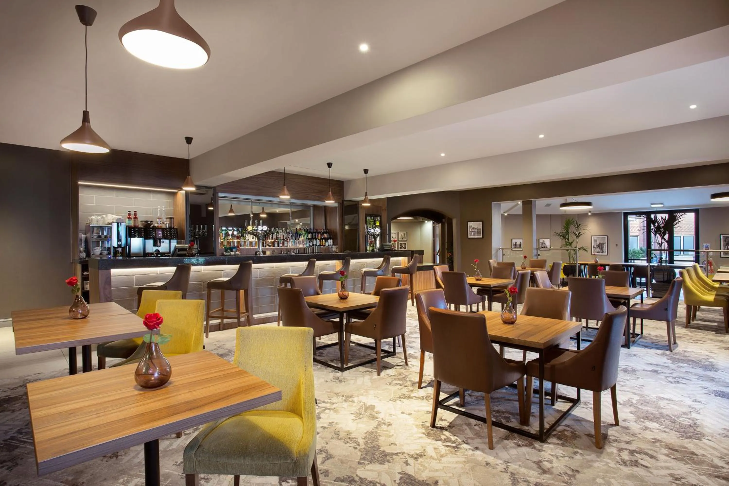 Lounge or bar in Leonardo Hotel East Midlands Airport