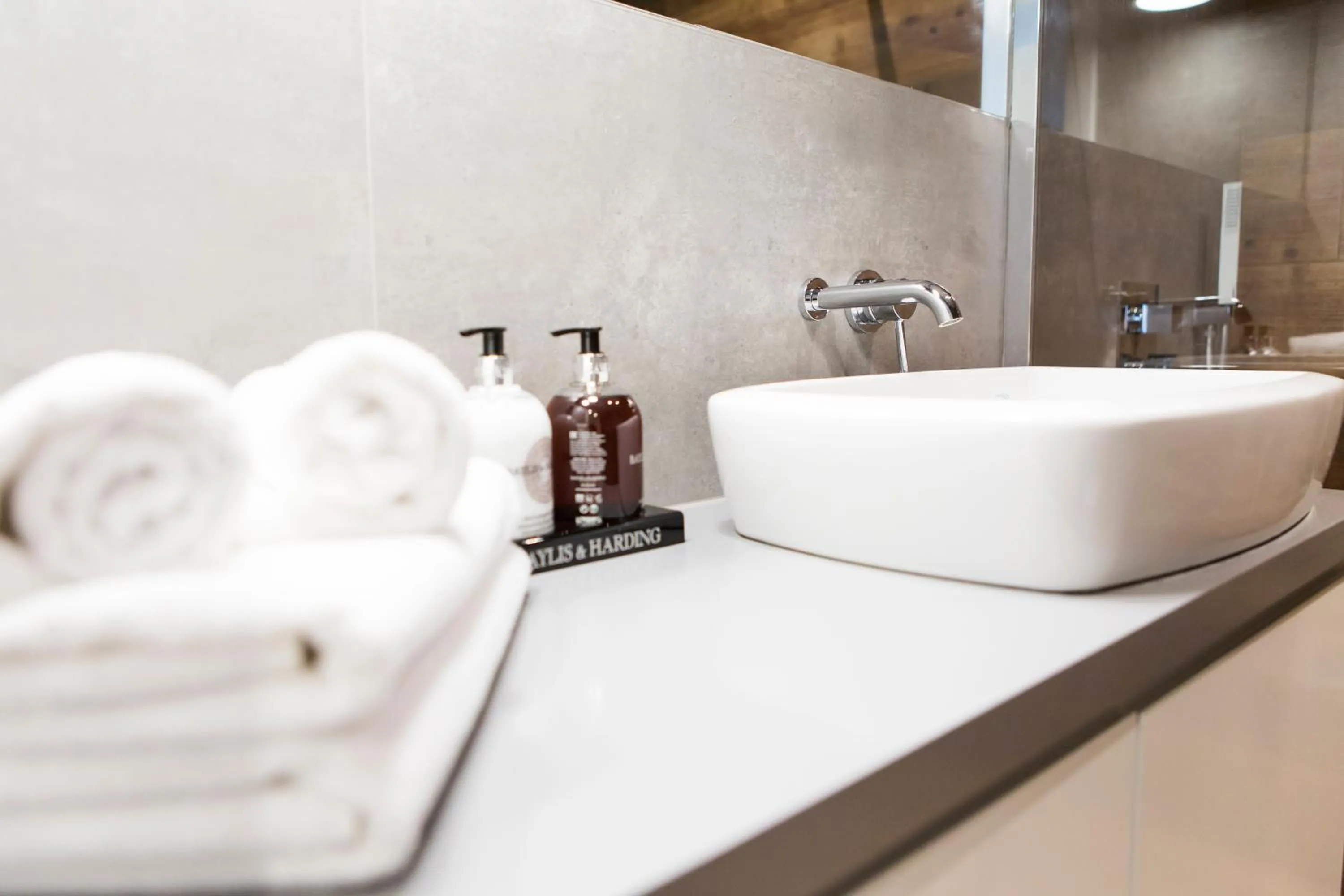 Shower in Homewell Apartments Maraton Gardens