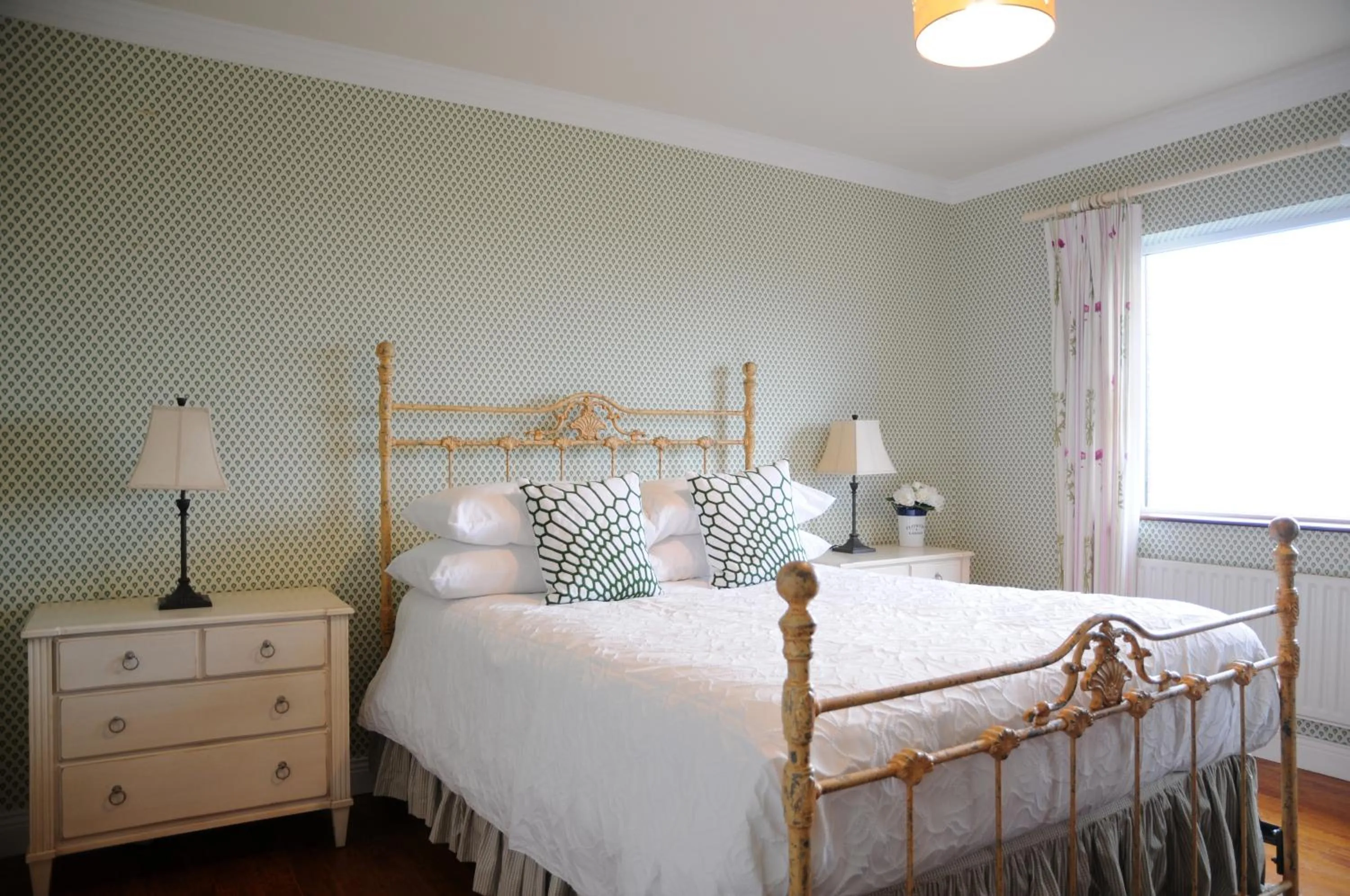 Photo of the whole room, Bed in Short Strand Dingle