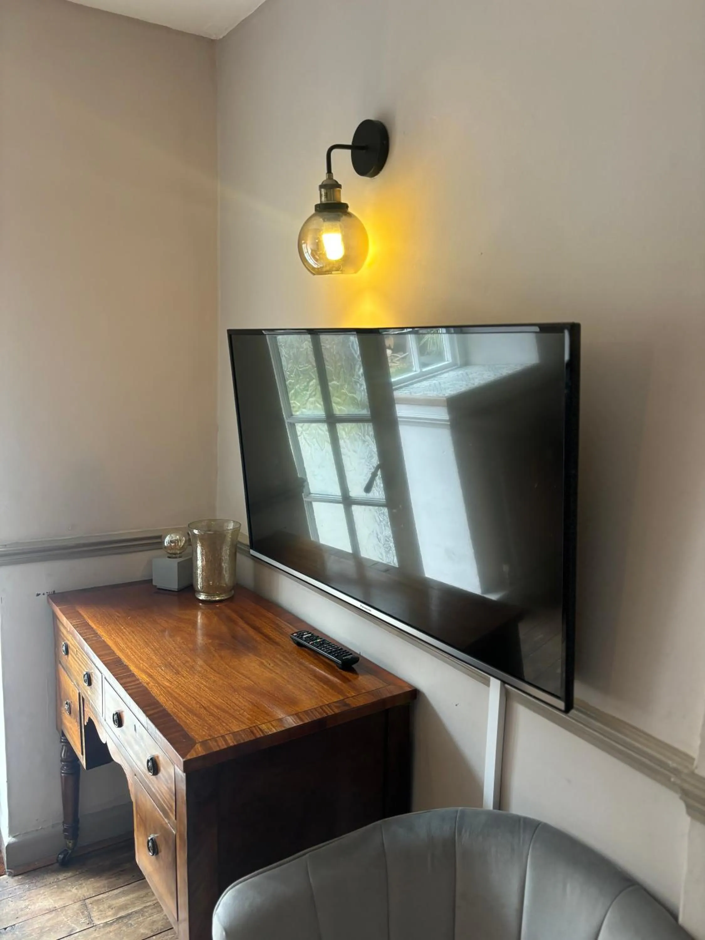 TV and multimedia in The George Hotel