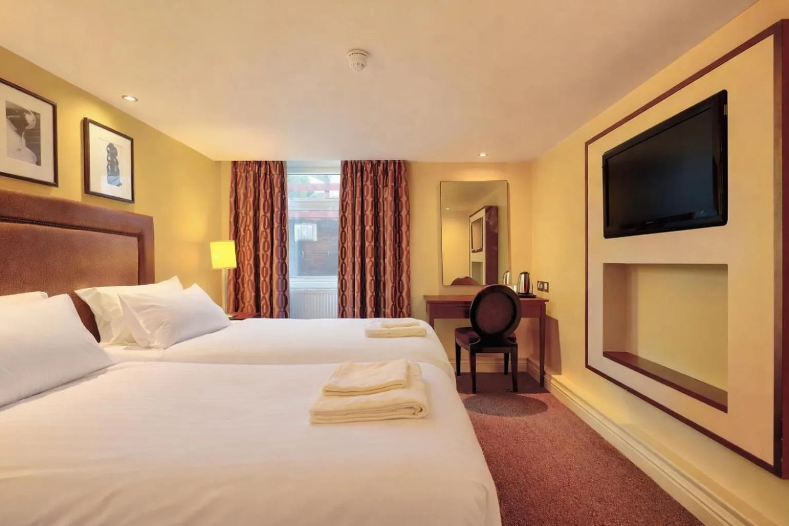 Bedroom, Bed in Manchester Airport Stanley Hotel by Belvilla