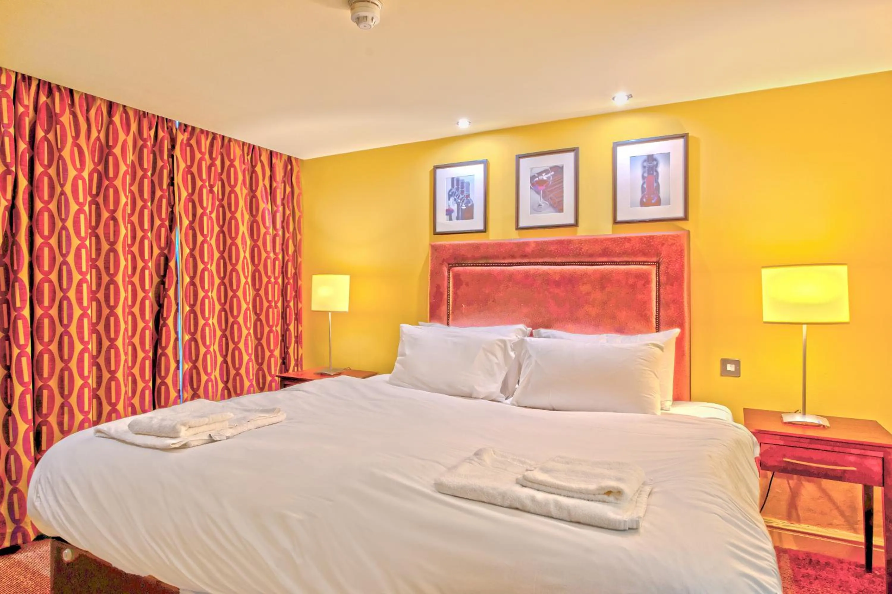 Bed in Manchester Airport Stanley Hotel by Belvilla