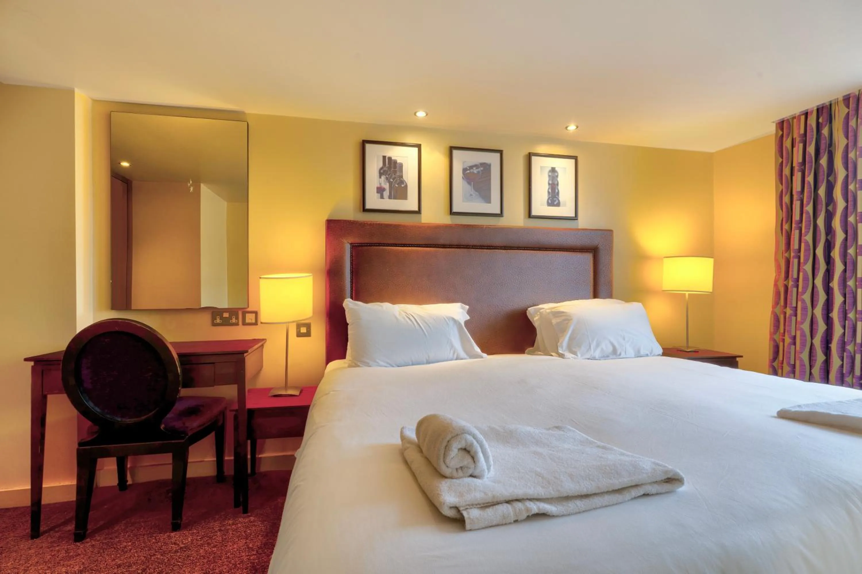 Bedroom, Bed in Manchester Airport Stanley Hotel by Belvilla