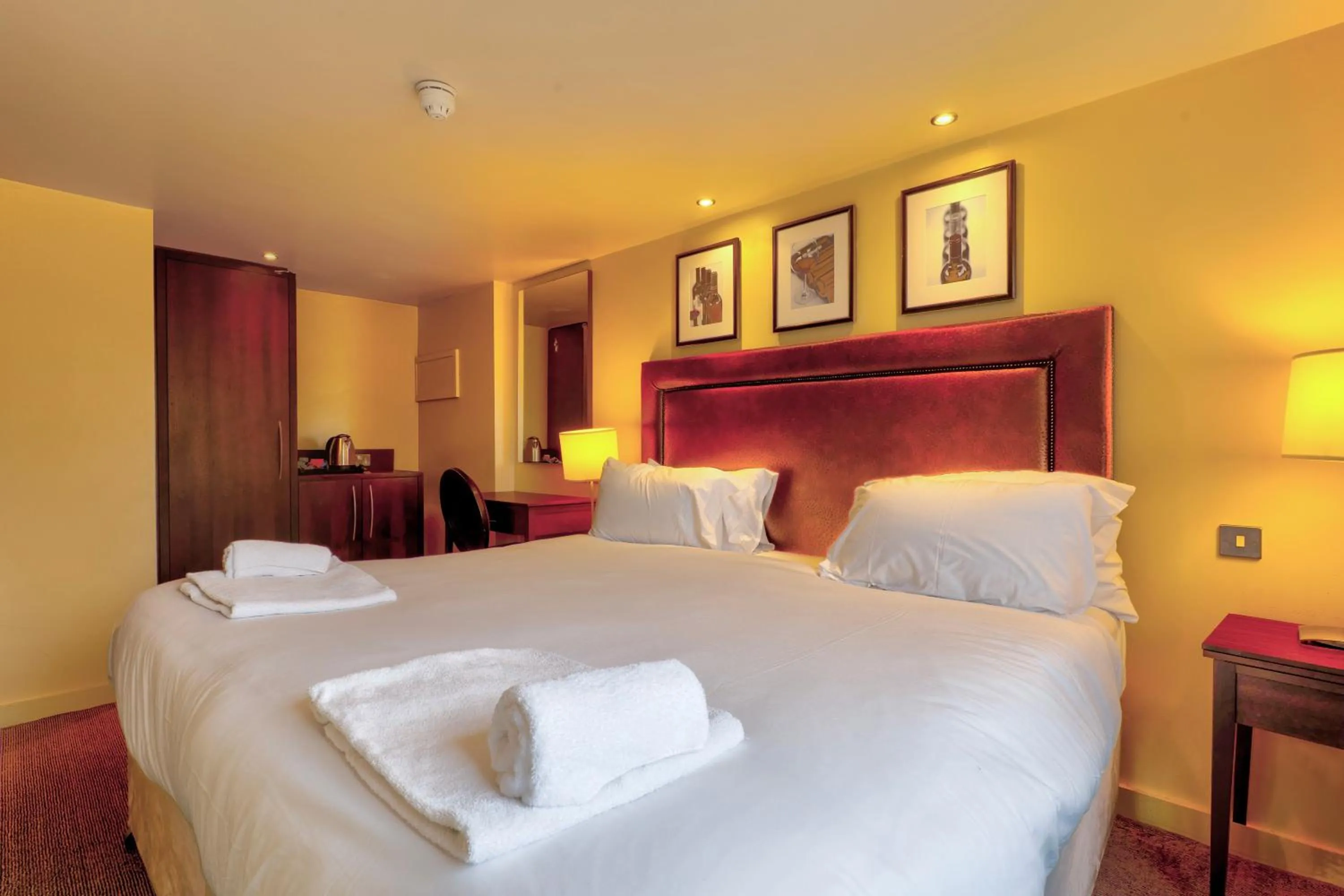 Bed in Manchester Airport Stanley Hotel by Belvilla