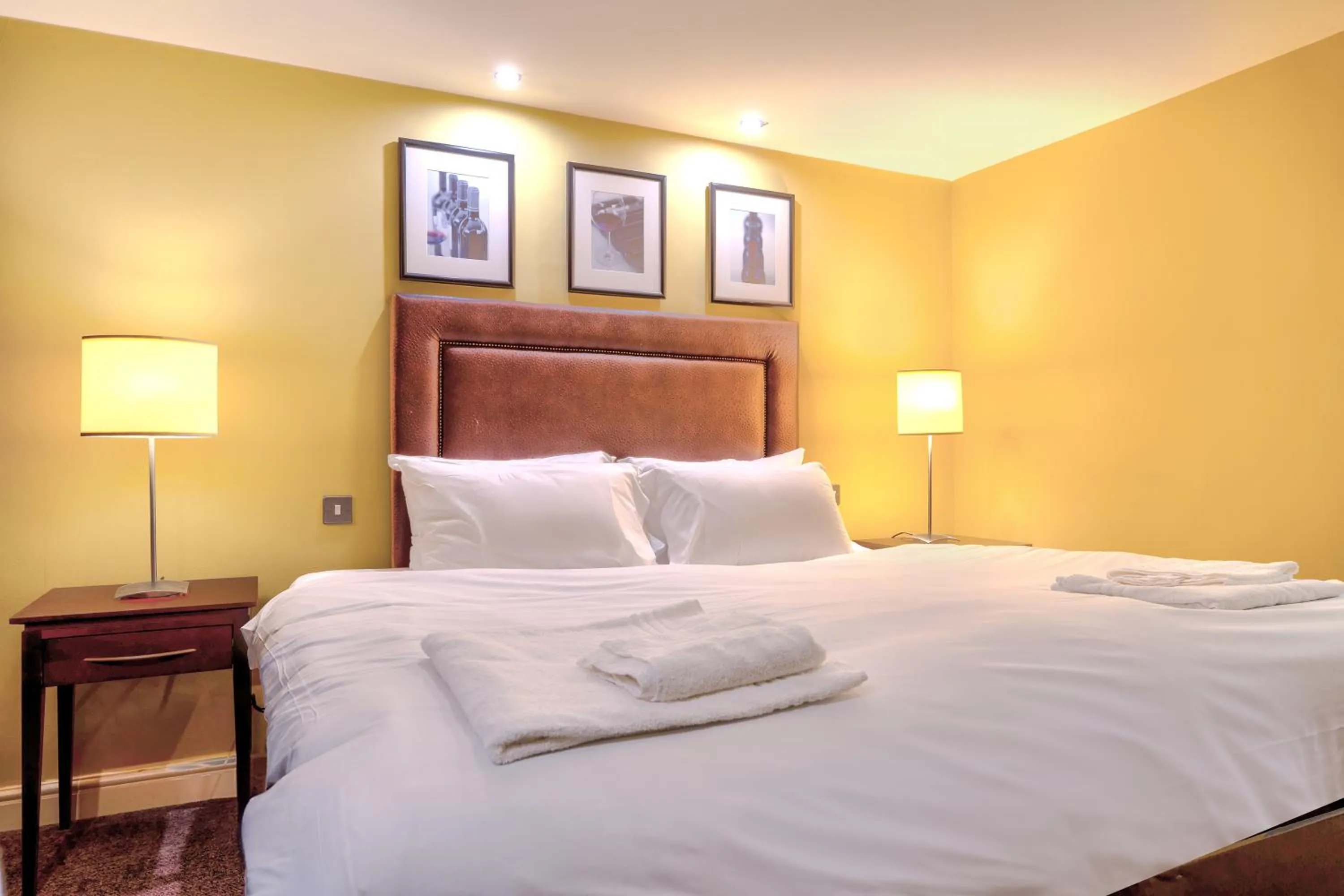 Bed in Manchester Airport Stanley Hotel by Belvilla