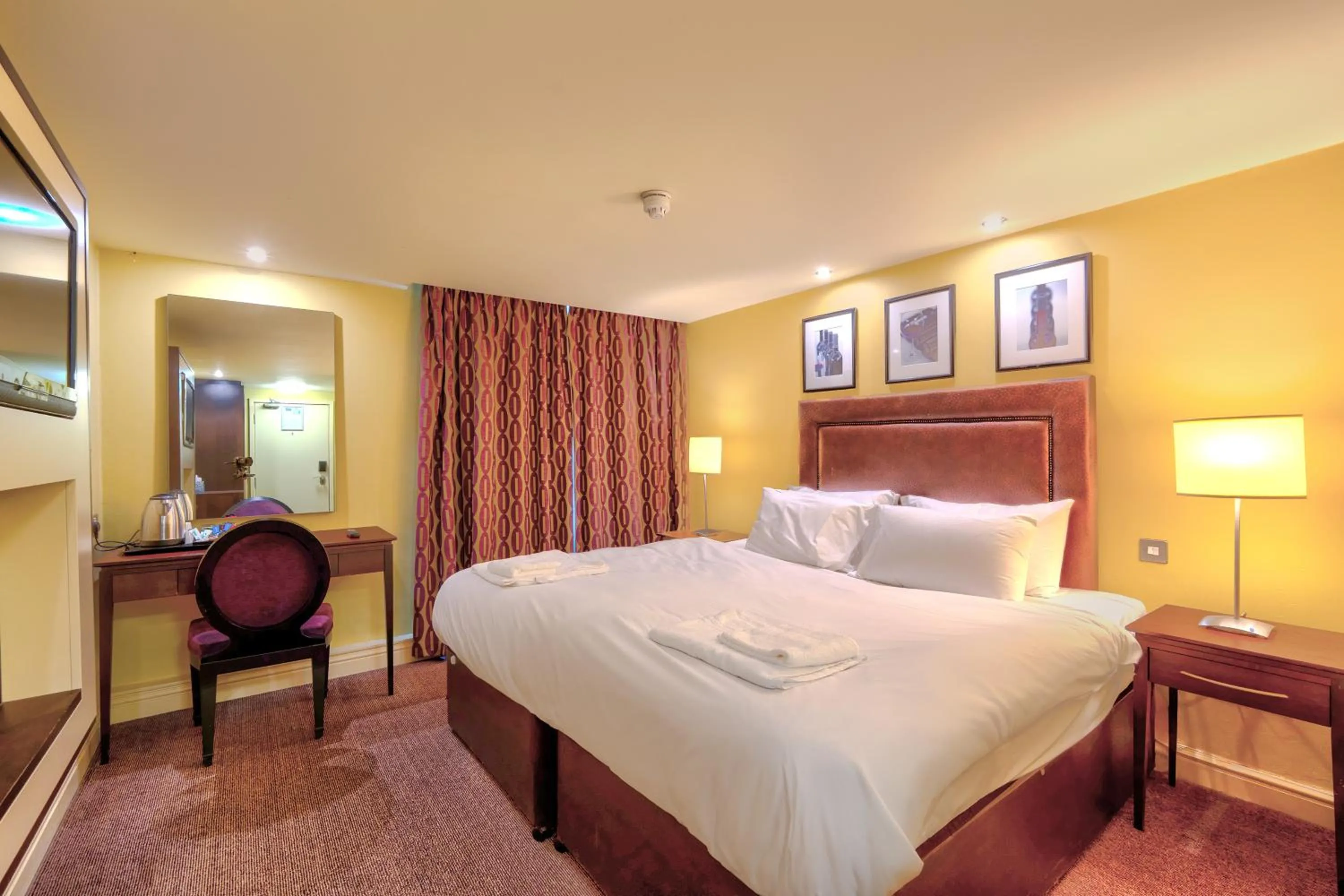 Bedroom, Bed in Manchester Airport Stanley Hotel by Belvilla