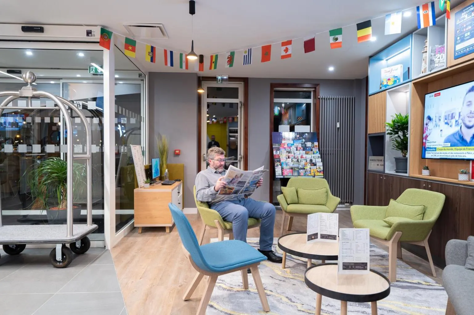 Communal lounge/ TV room in Holiday Inn Calais-Centre by IHG