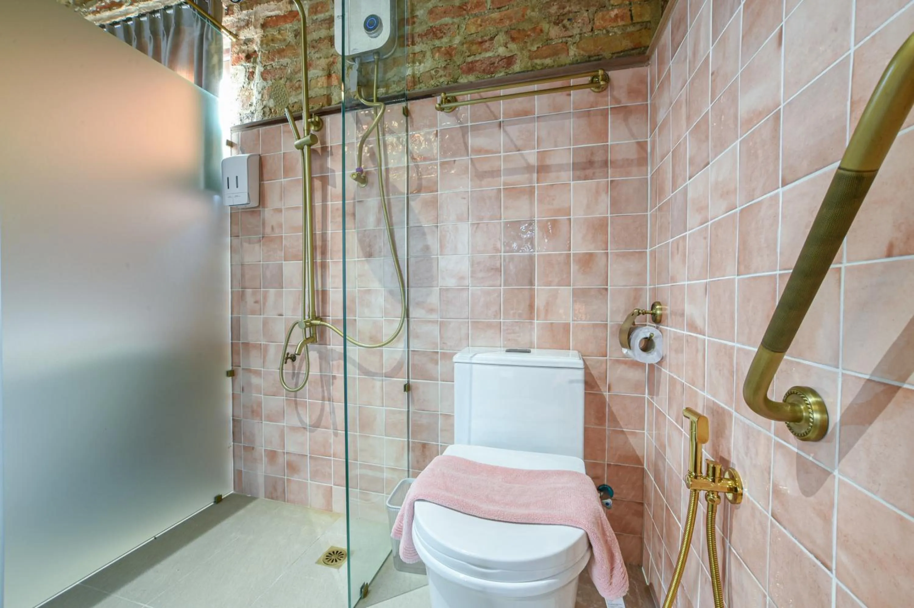 Toilet in Ohana House HQ