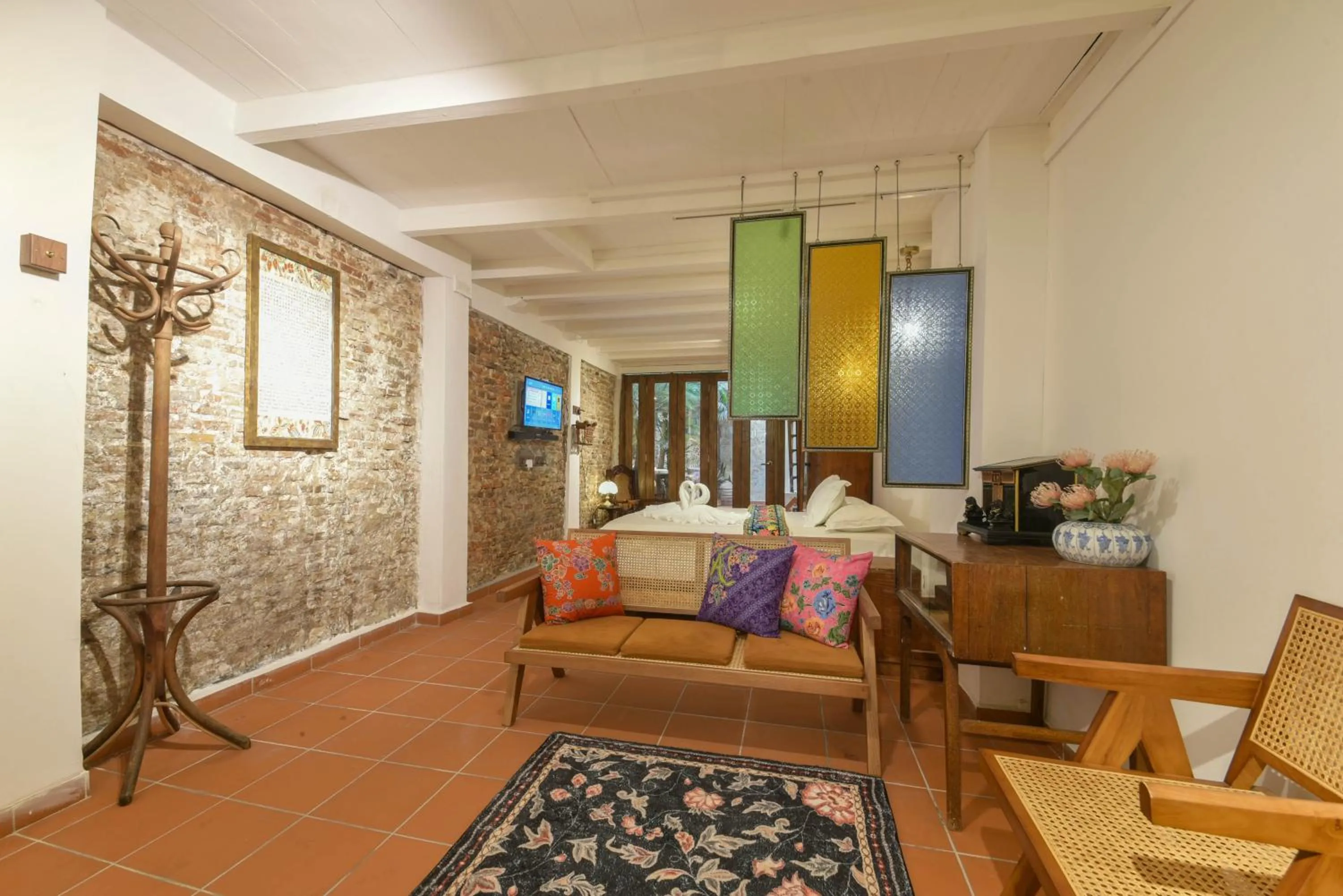 Living room, Bed in Ohana House HQ