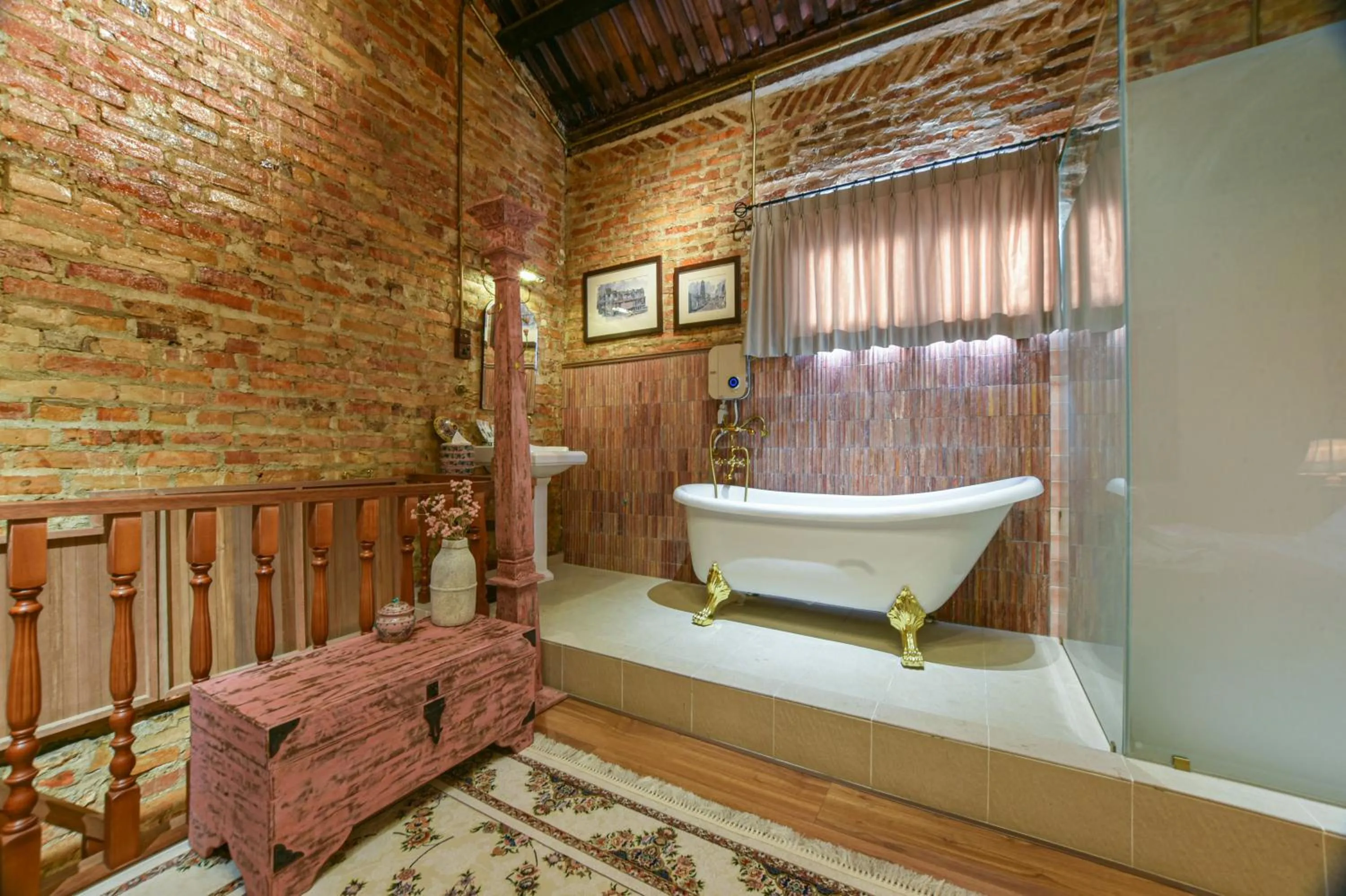 Bath in Ohana House HQ