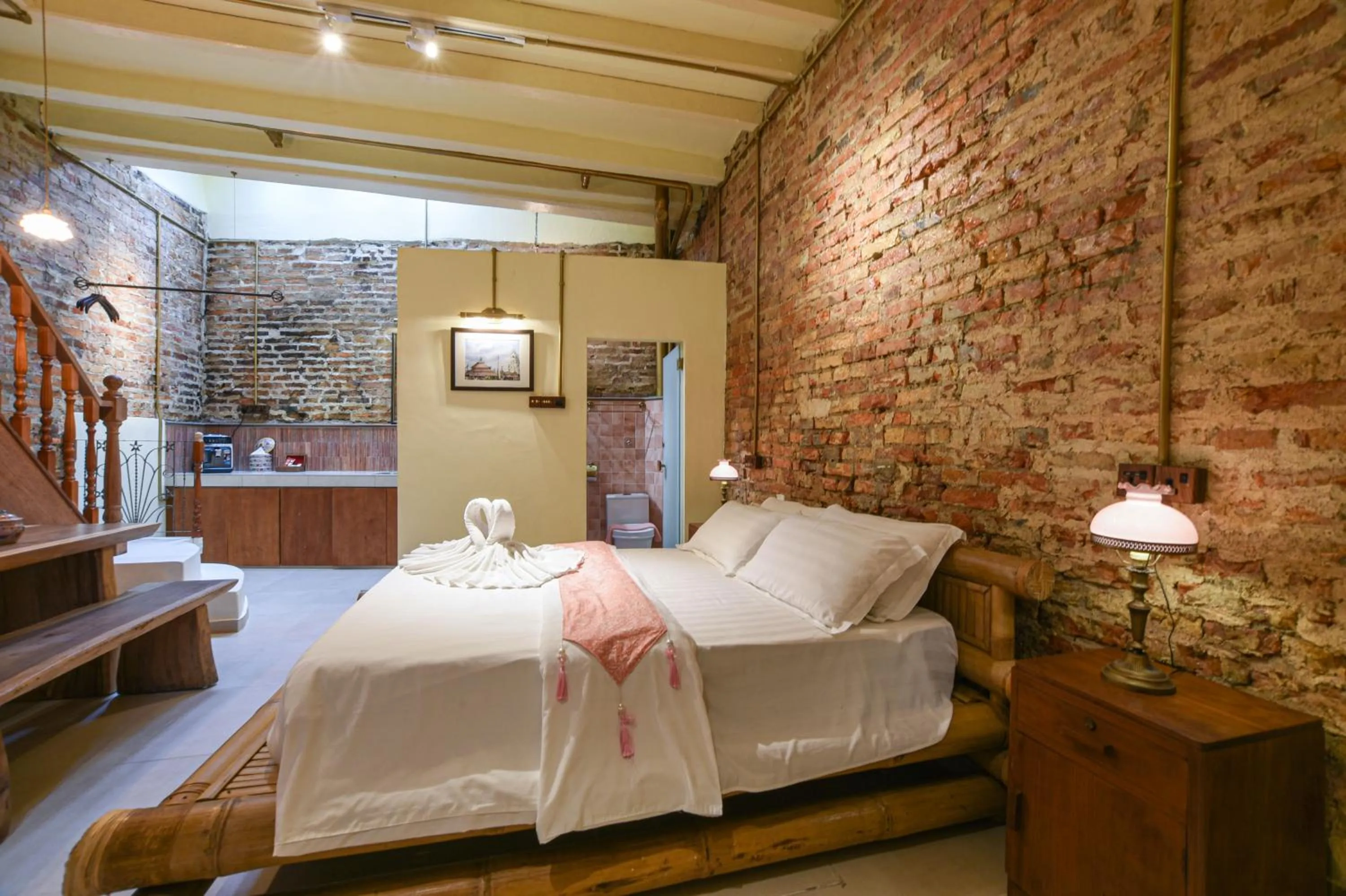 Seating area, Bed in Ohana House HQ