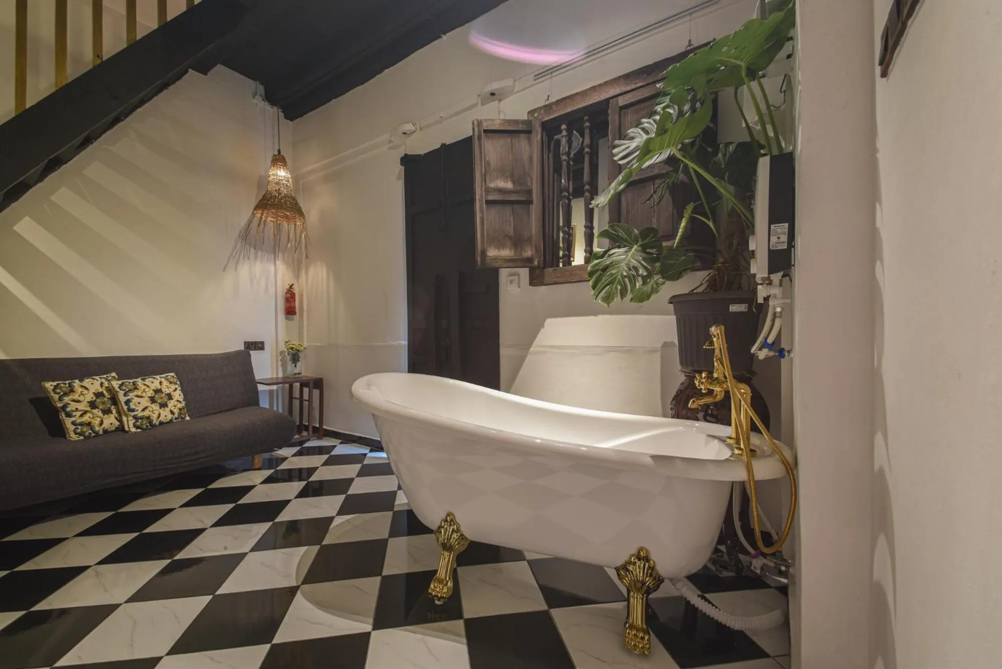 Bath in Ohana House HQ