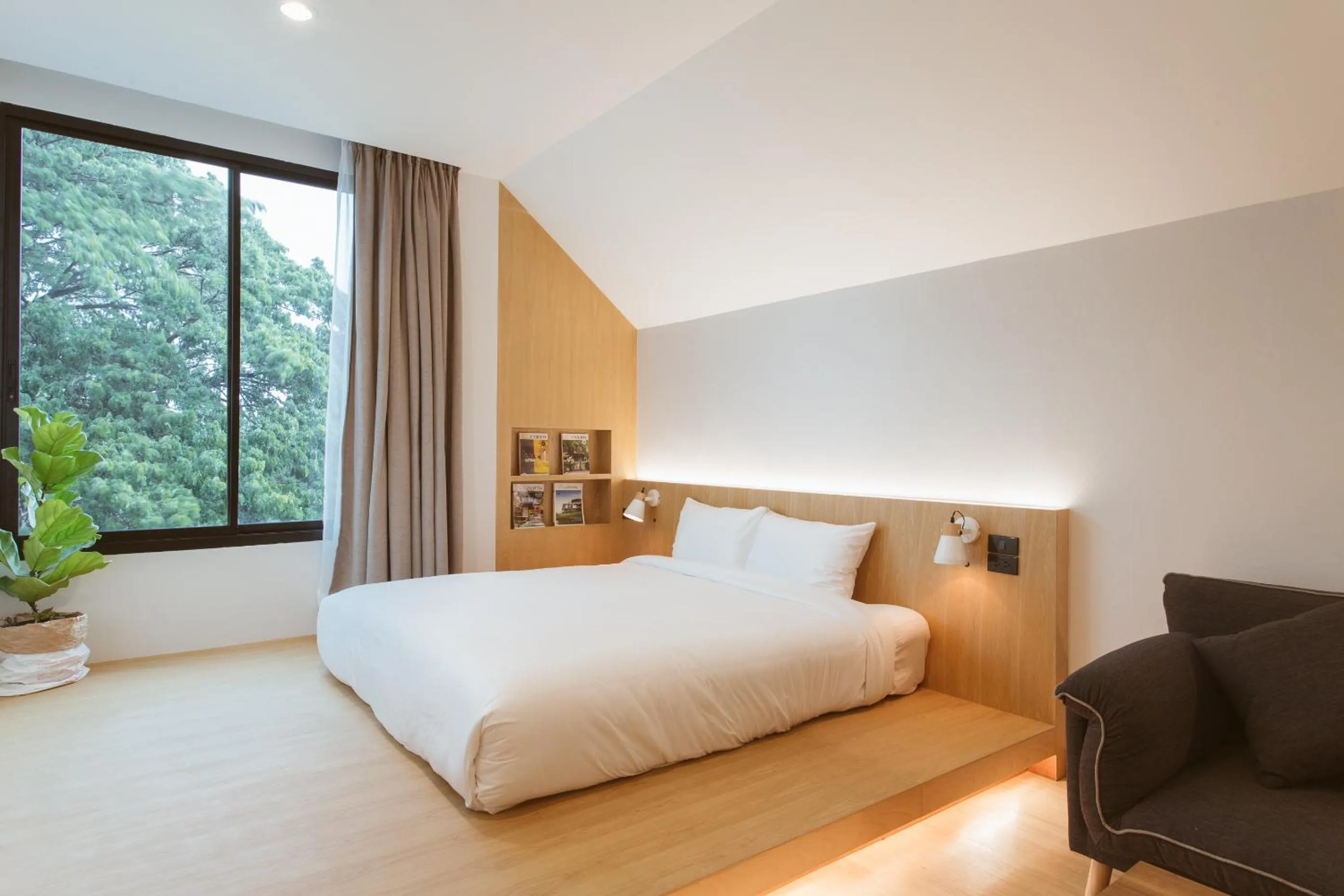 Photo of the whole room, Bed in Karpenter Lampang