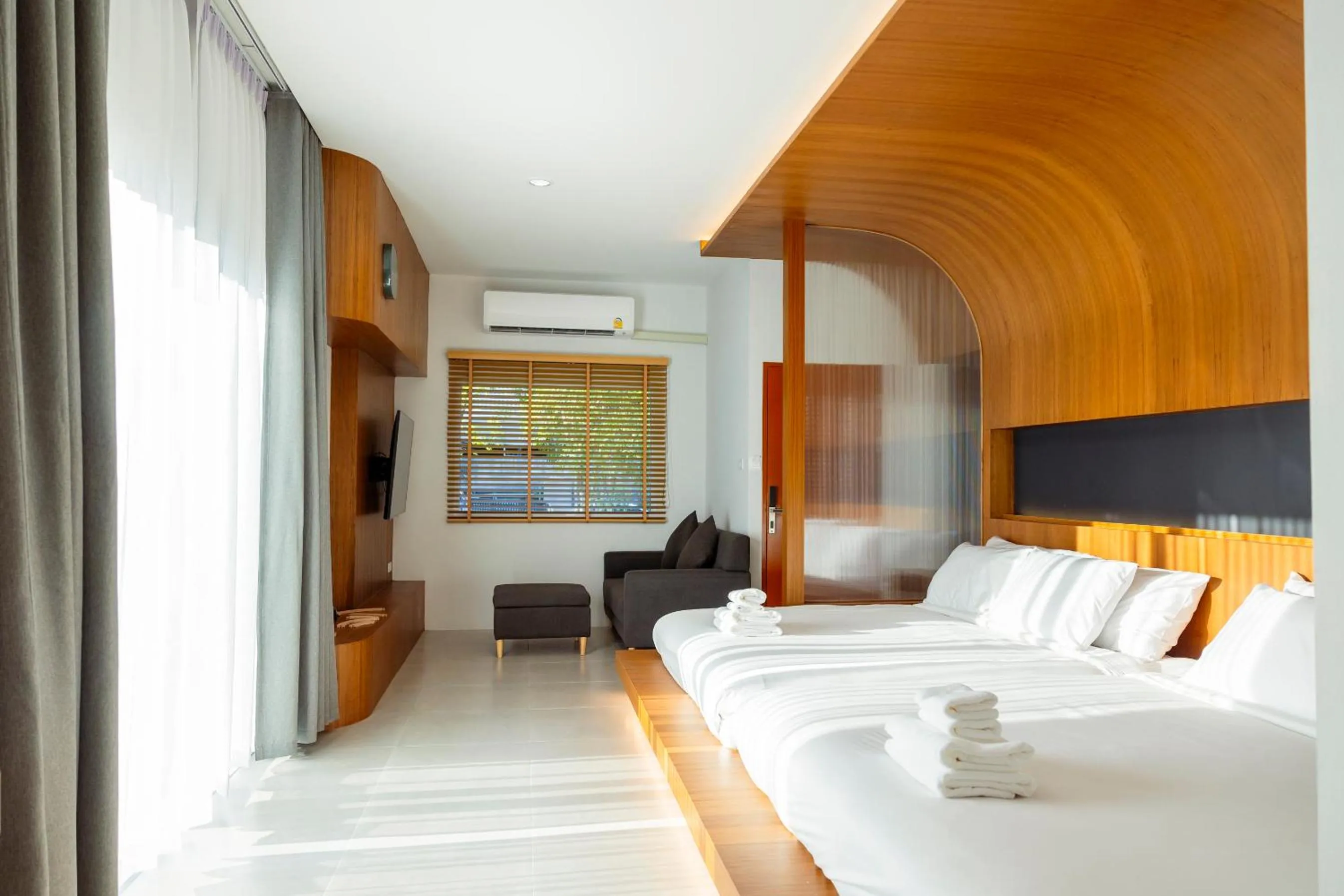 Photo of the whole room, Bed in Karpenter Lampang