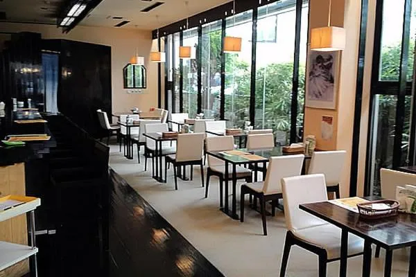 Restaurant/Places to Eat in Hotel Zurich Toho 2001