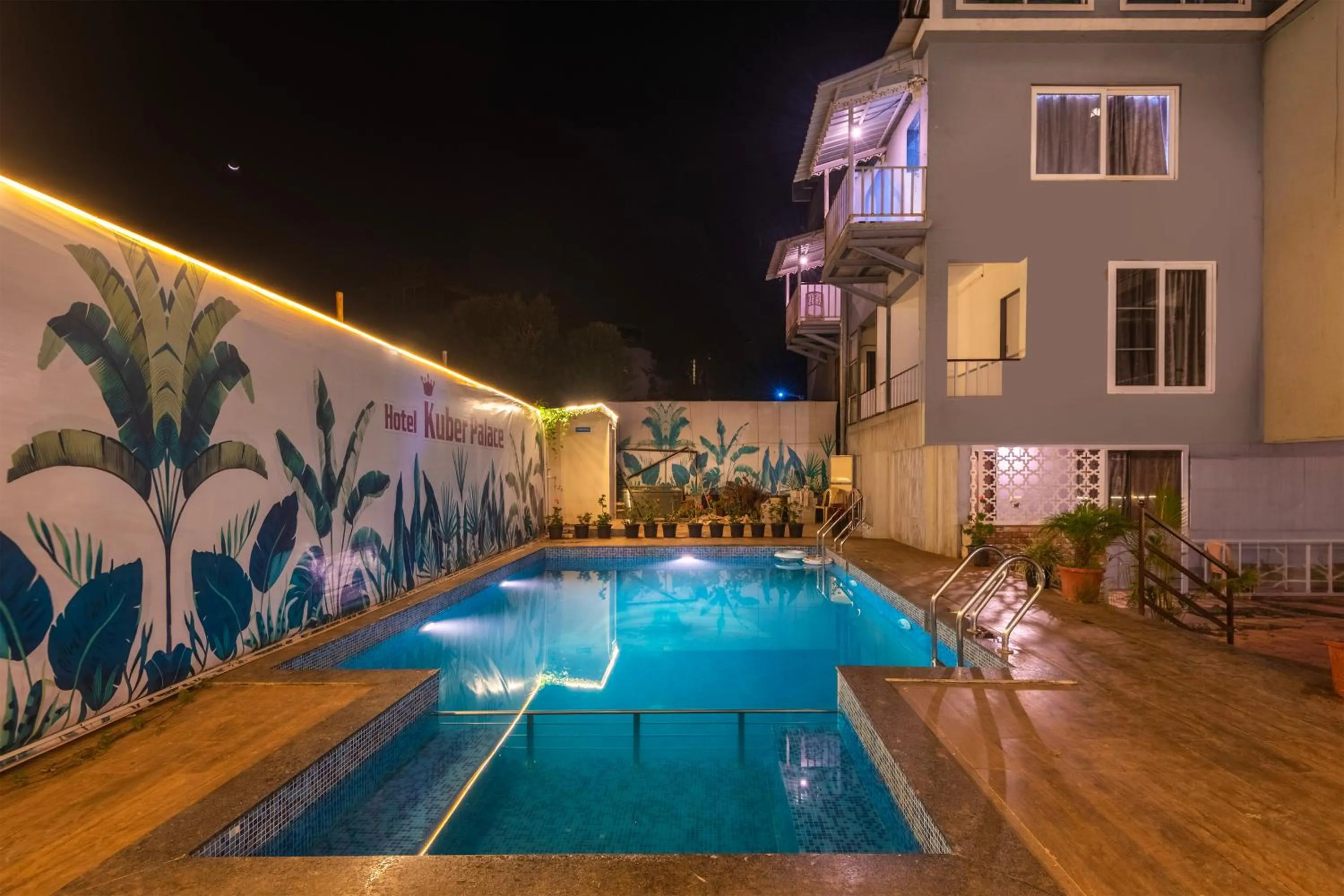 Swimming pool in Treebo Kuber Palace with Swimming Pool