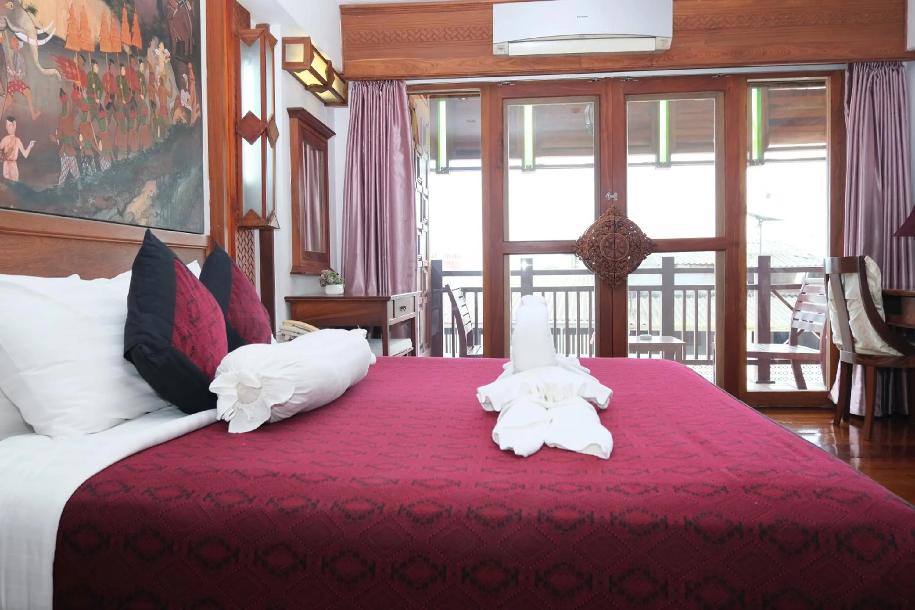 Bed in Chanthapanya Hotel