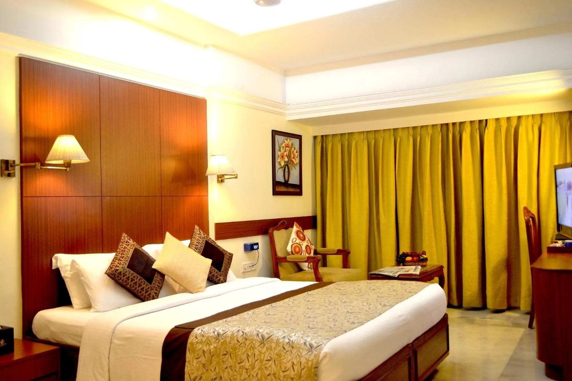 Photo of the whole room, Bed in Club Emerald