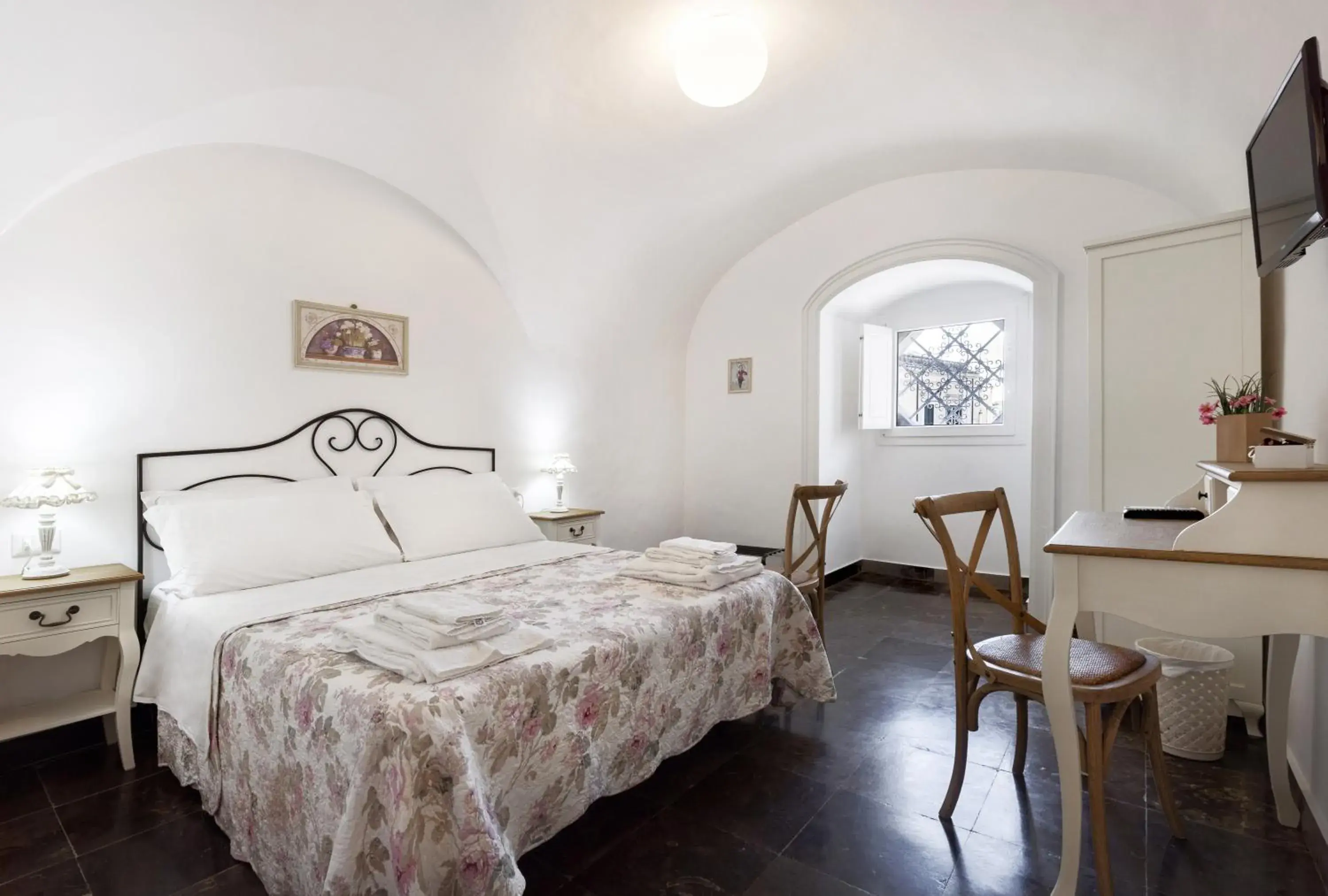 Deluxe Double Room - single occupancy in Il Quartino Di Palazzo Maggiore Deluxe Double Room - single occupancy in Il Quartino Di Palazzo Maggiore