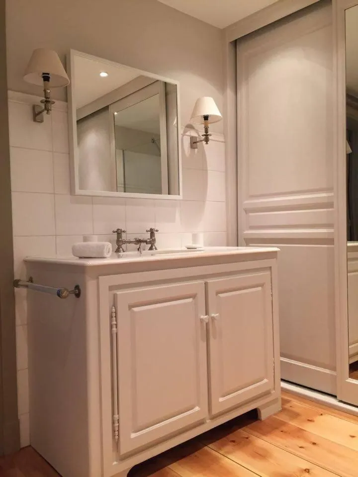 Shower in 1 Square du Docteur Blanche - Paris 16