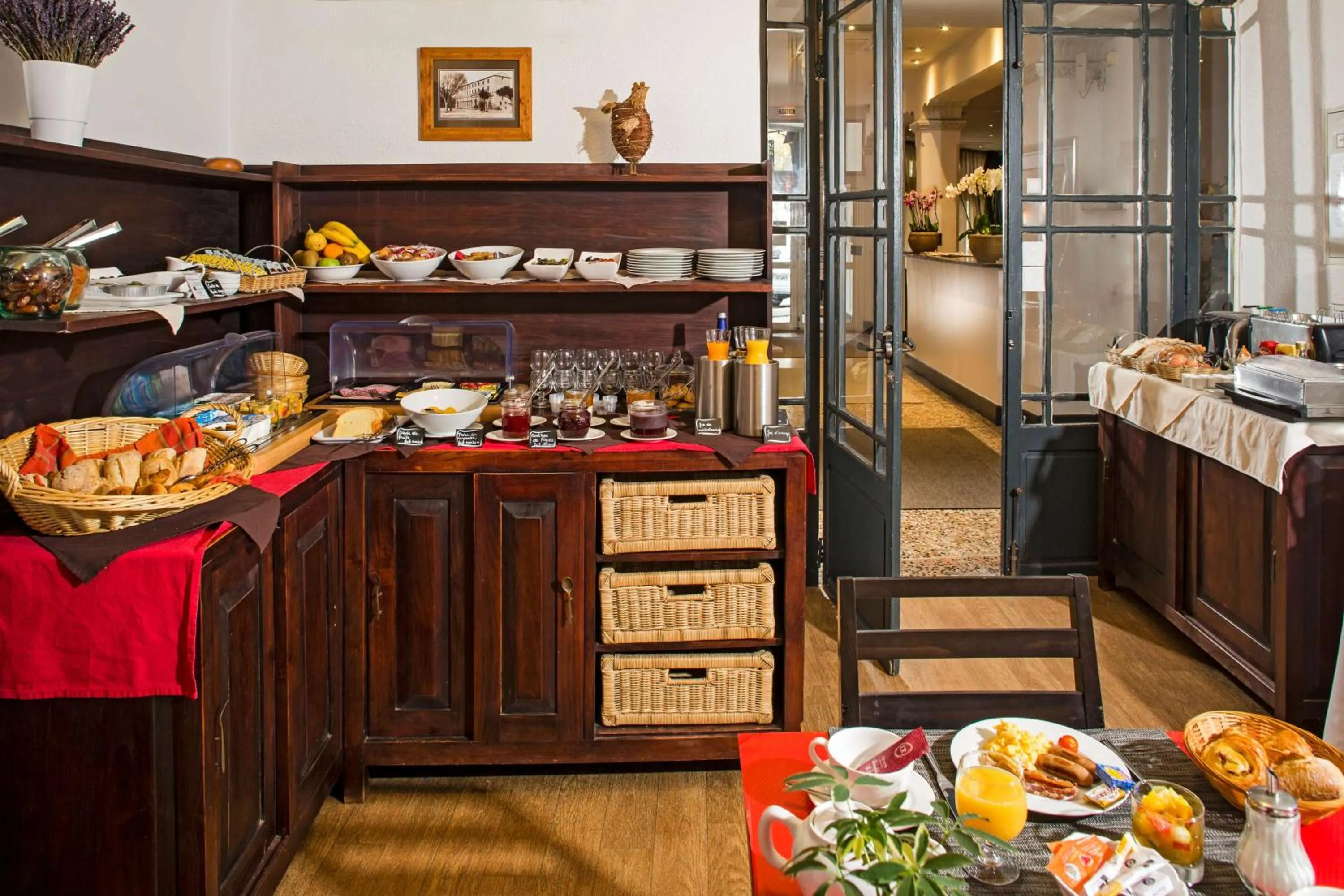 Restaurant/places to eat in Best Western Le Comtadin