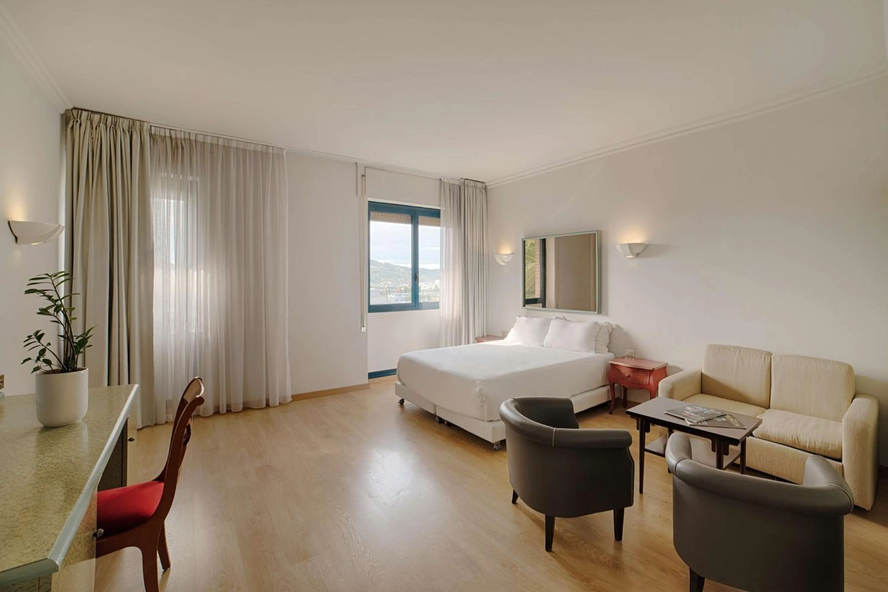 Photo of the whole room, Bed in NH Ancona