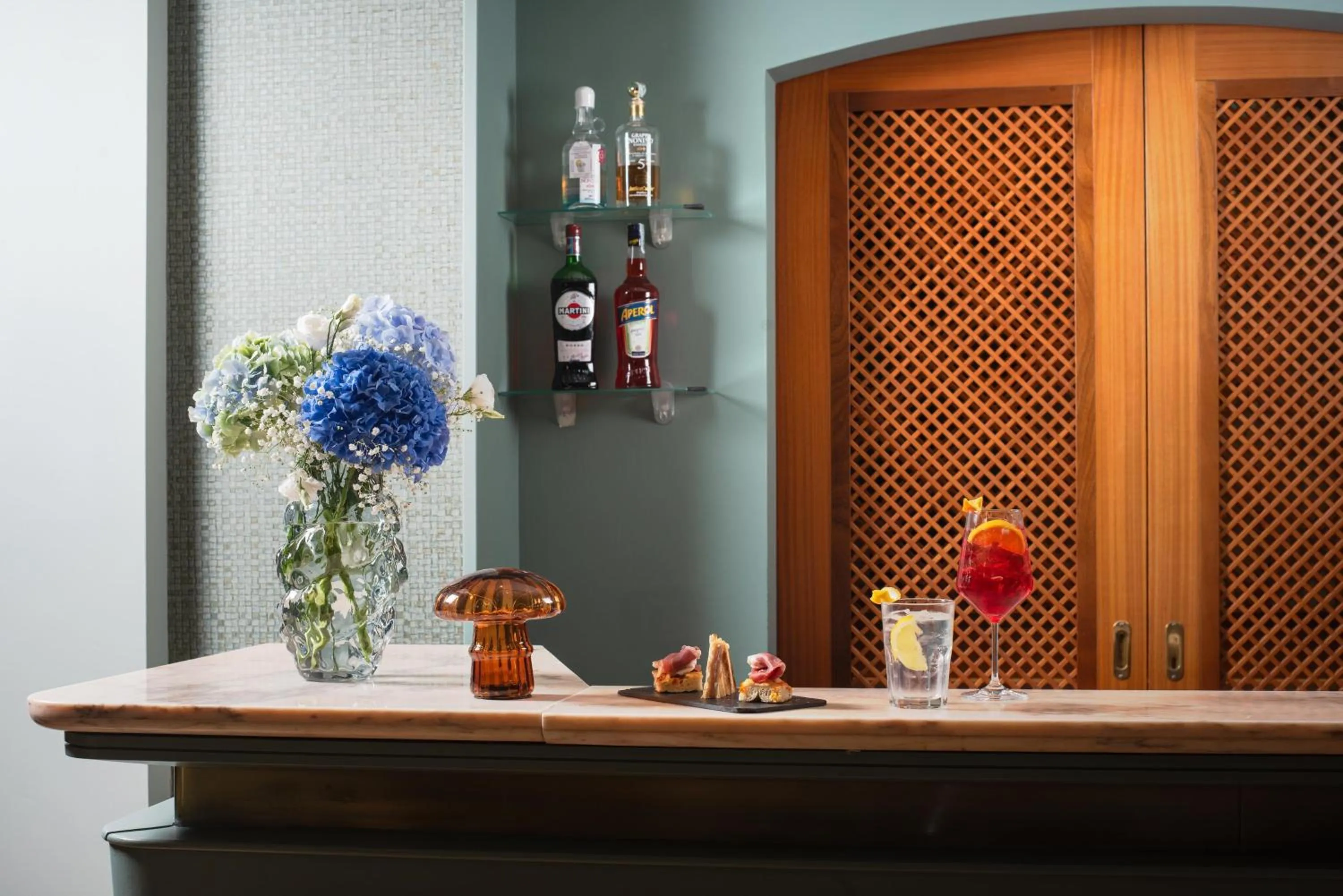 Lounge or bar in NH Ancona