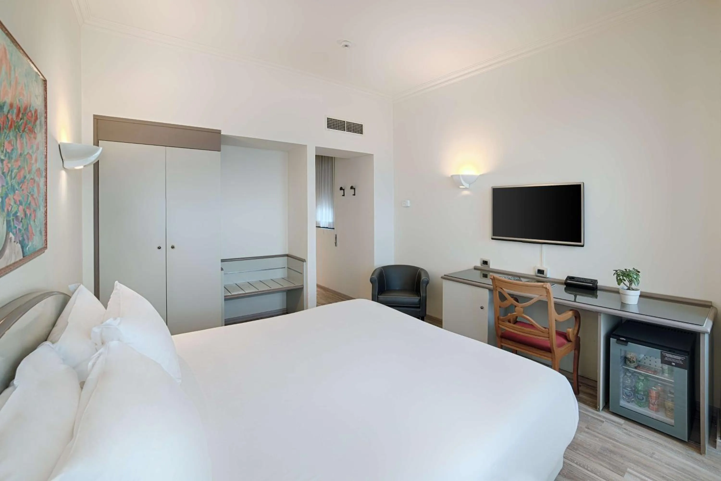 Photo of the whole room, Bed in NH Ancona